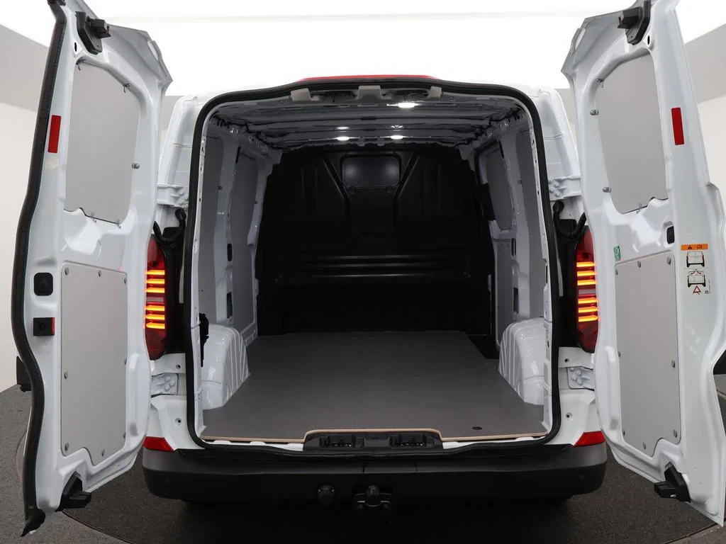 Volkswagen-Transporter-image-10
