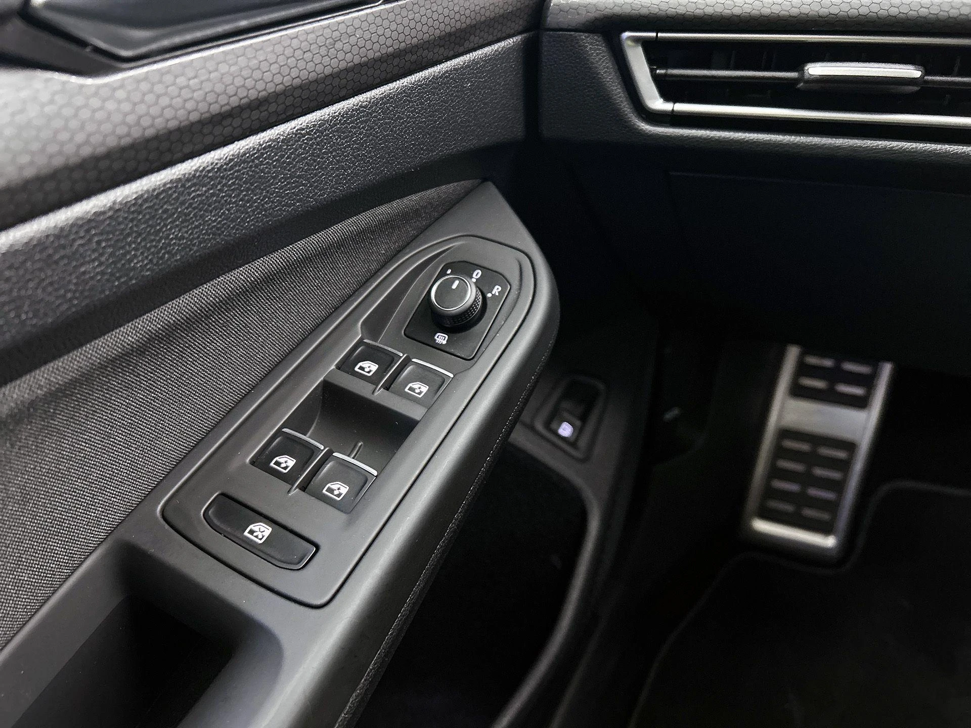 Volkswagen-Golf-image-36