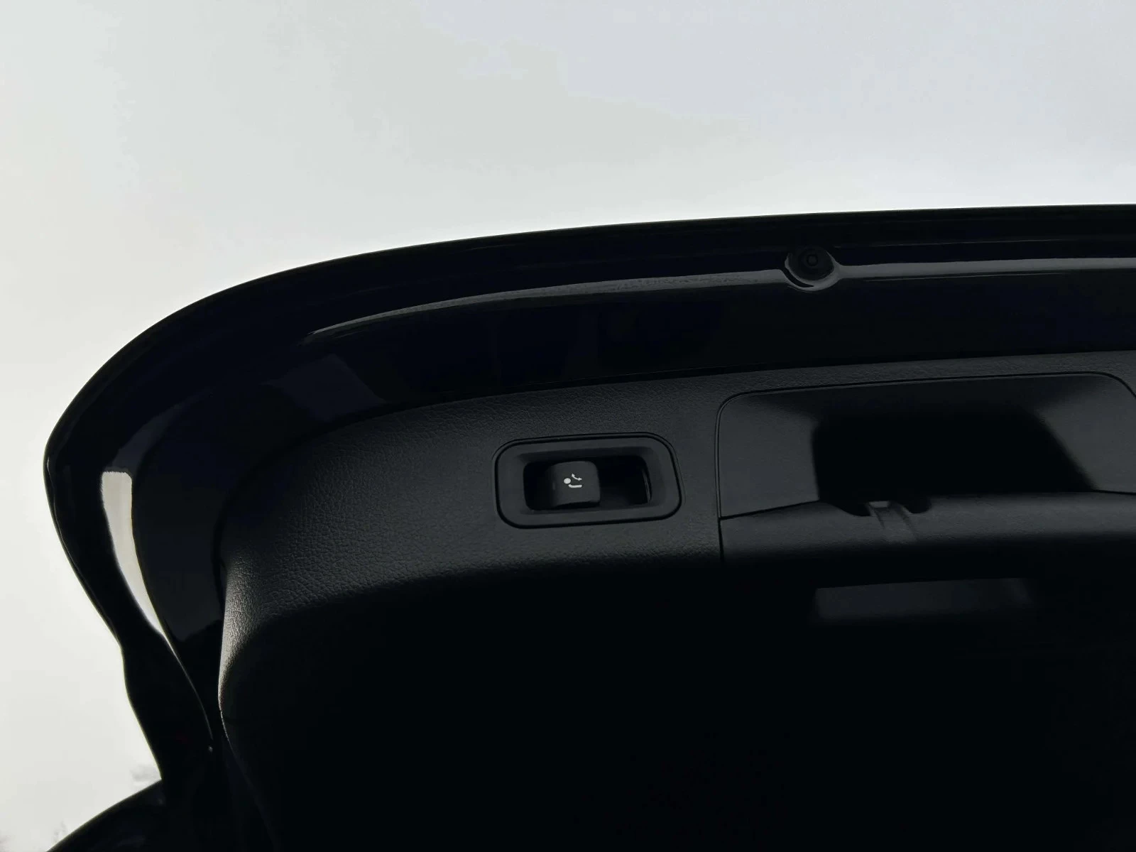 Mercedes-Benz-EQA-image-21