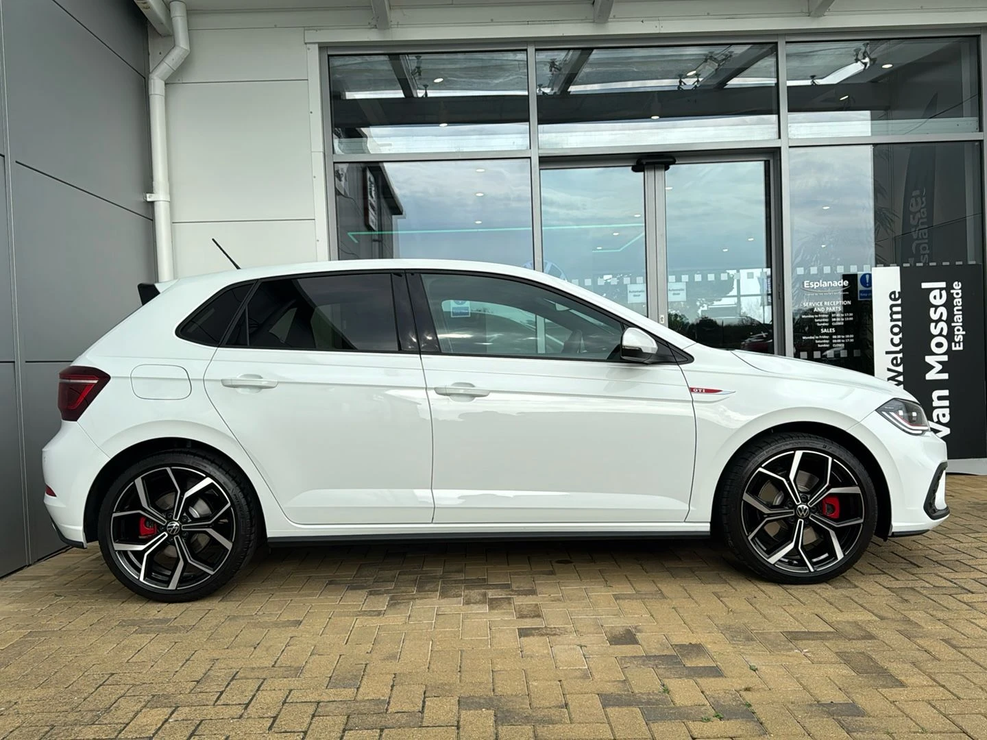 Volkswagen-Polo-image-9