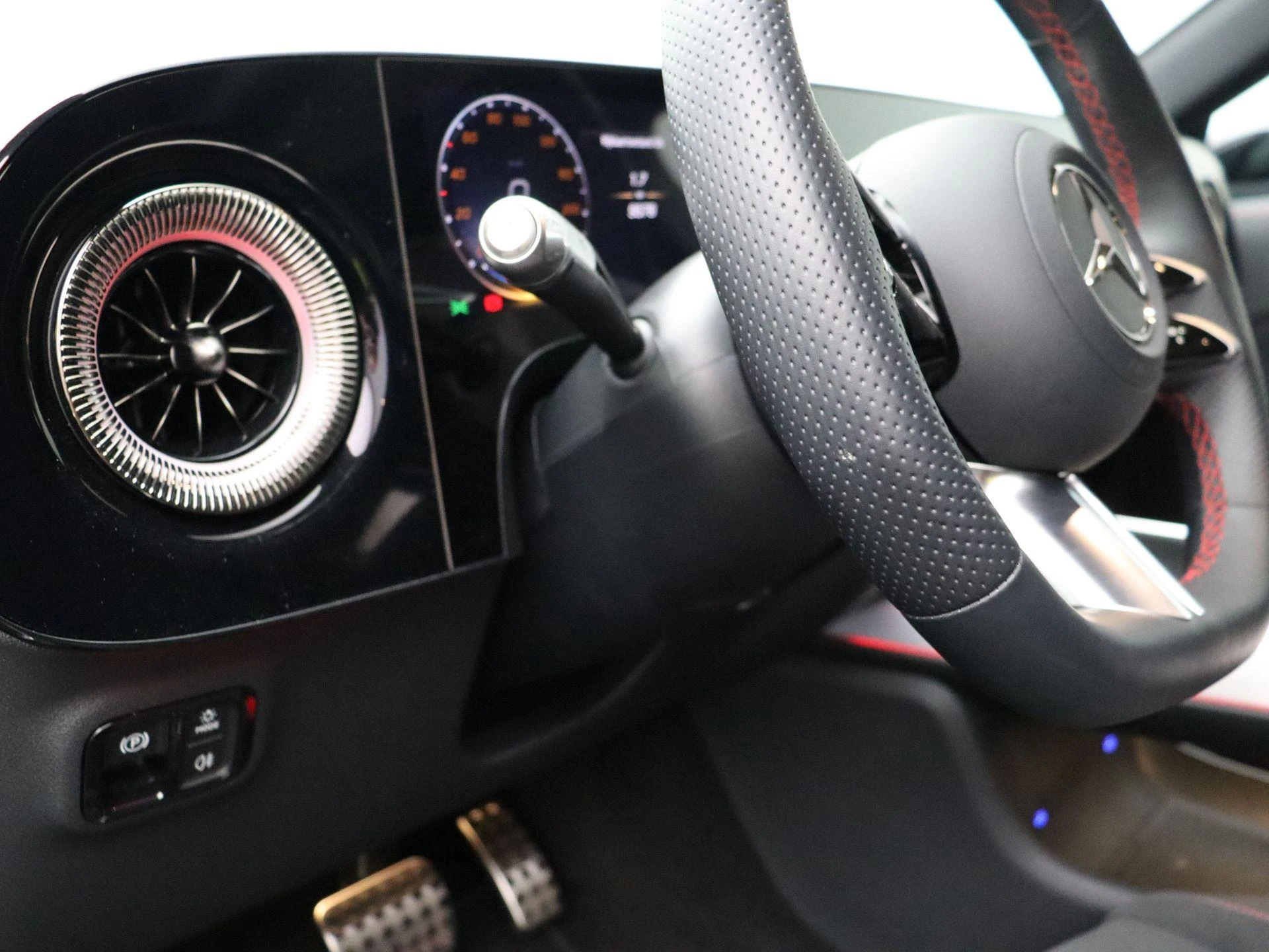 Mercedes-Benz-CLA-image-10