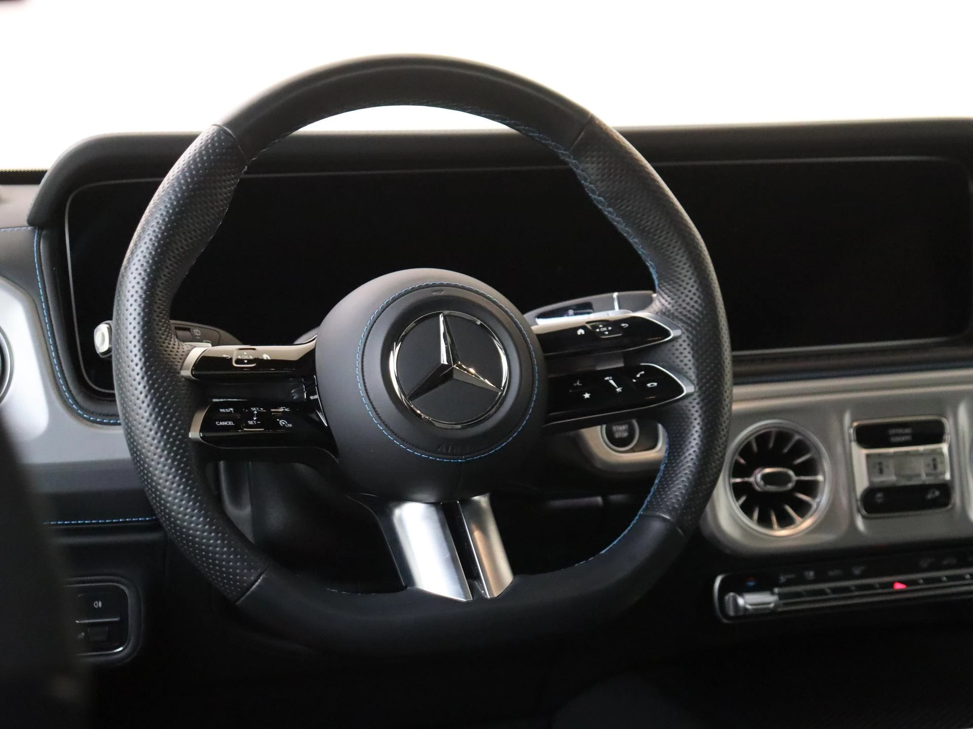 Mercedes-Benz-G-Klasse-image-9