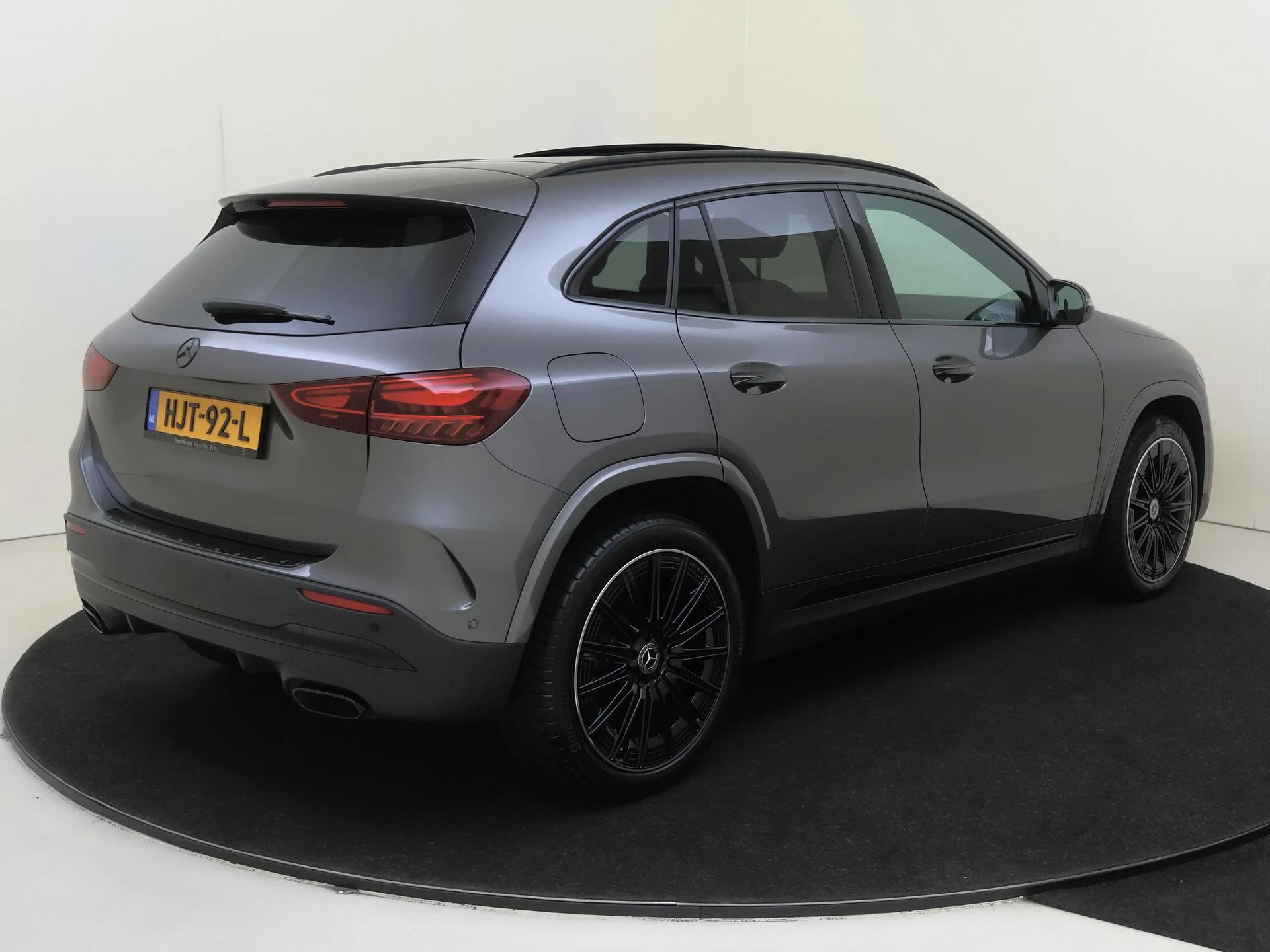 Mercedes-Benz-GLA-image-1