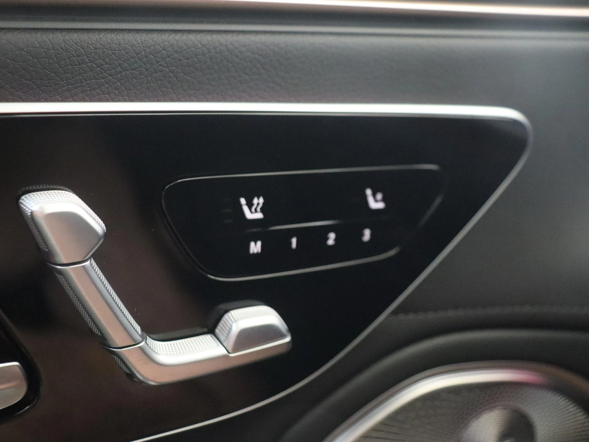Mercedes-Benz-EQS-image-25
