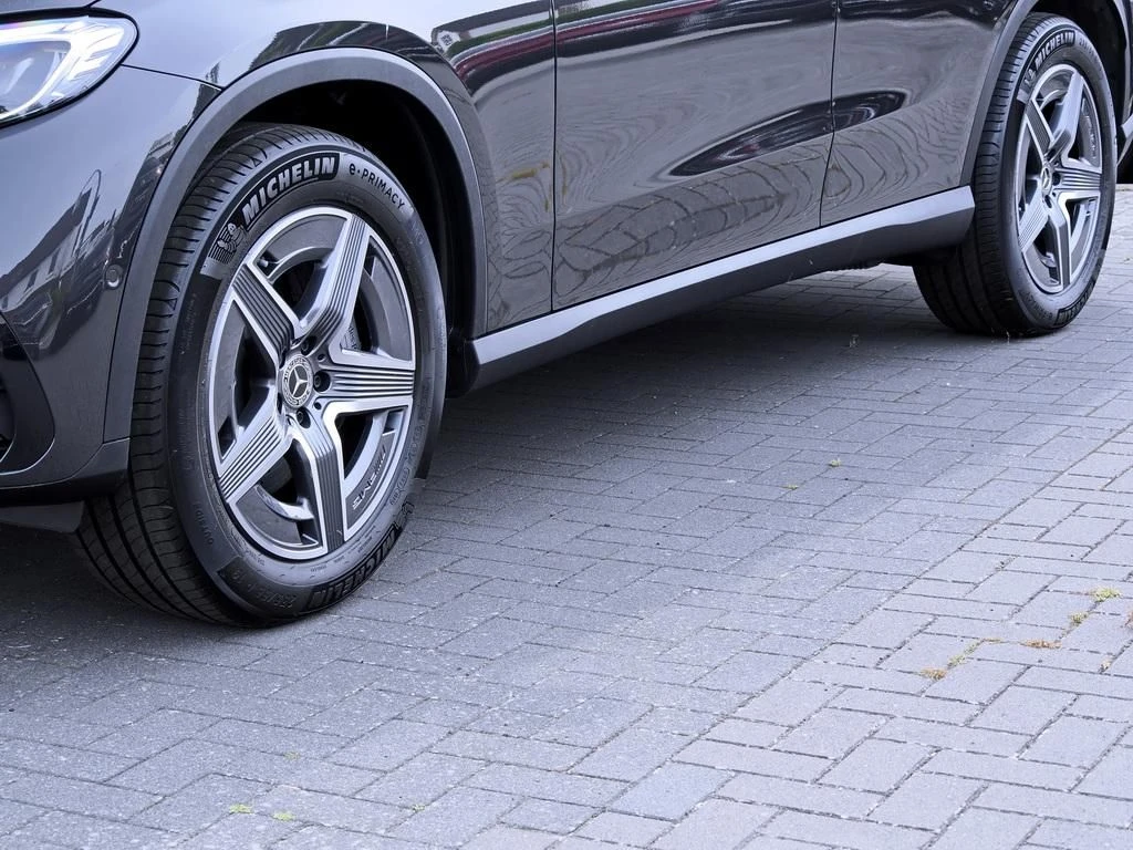 Mercedes-Benz-GLC 300 d-image-6