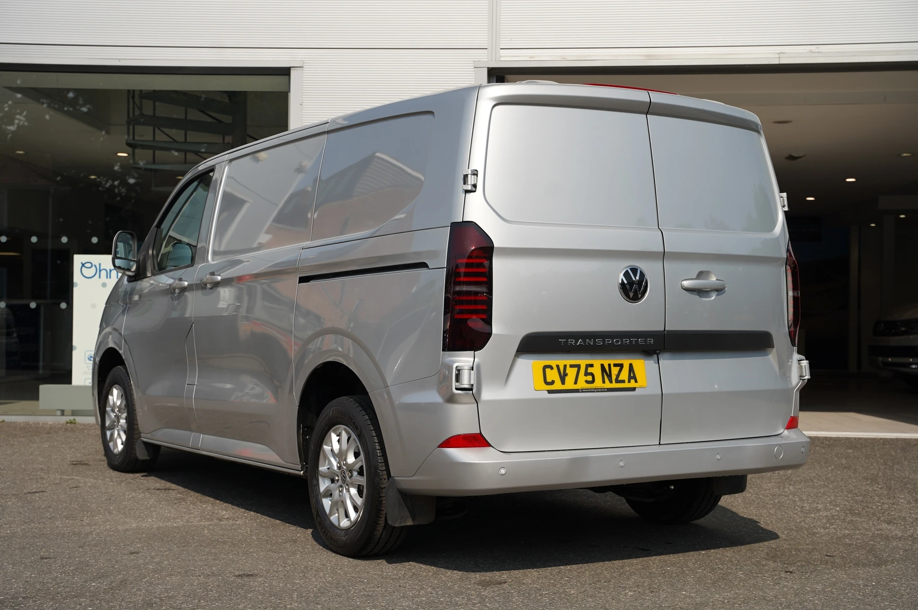 Volkswagen-Transporter-image-2
