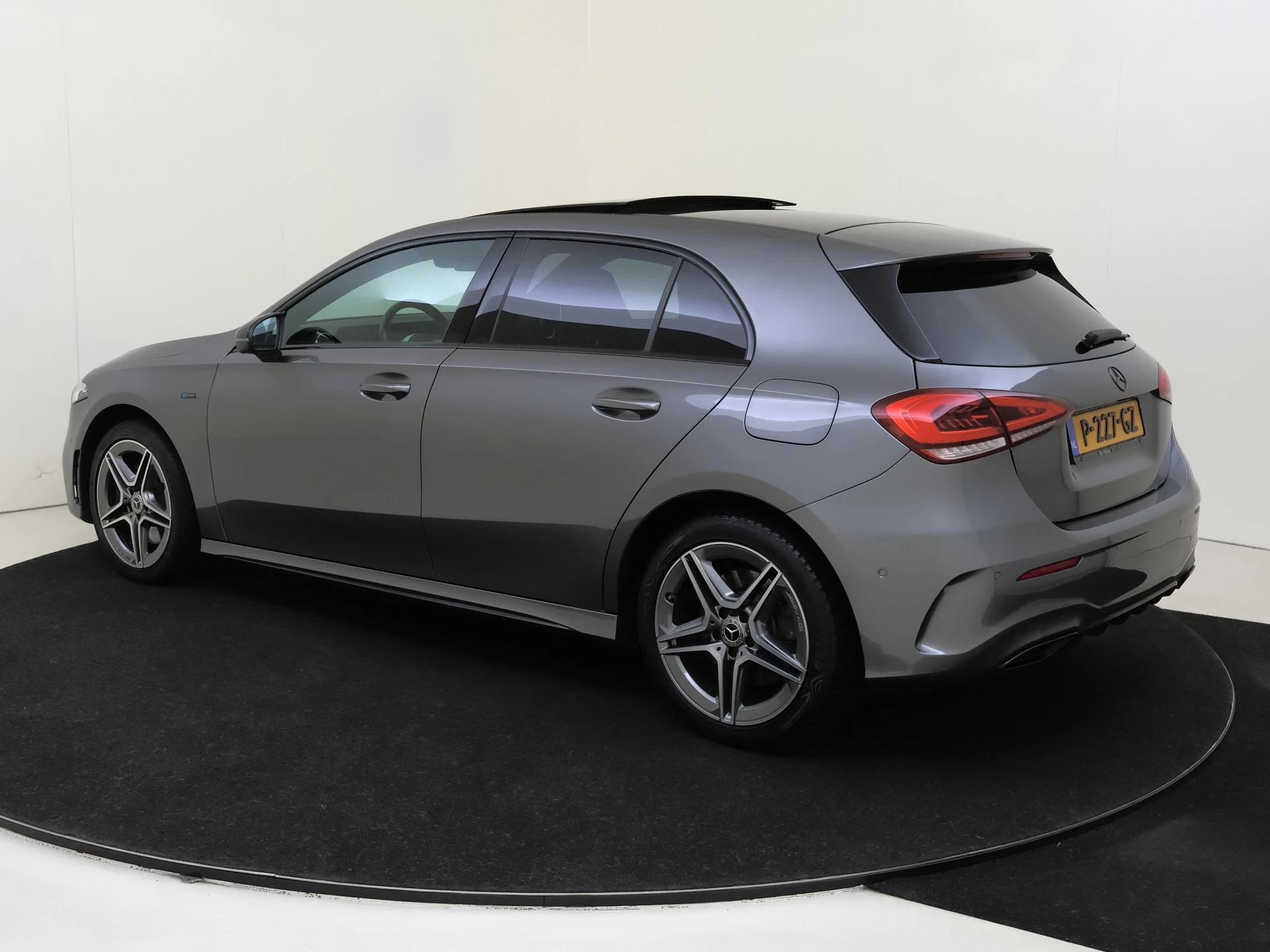 Mercedes-Benz-A-Klasse-image-2