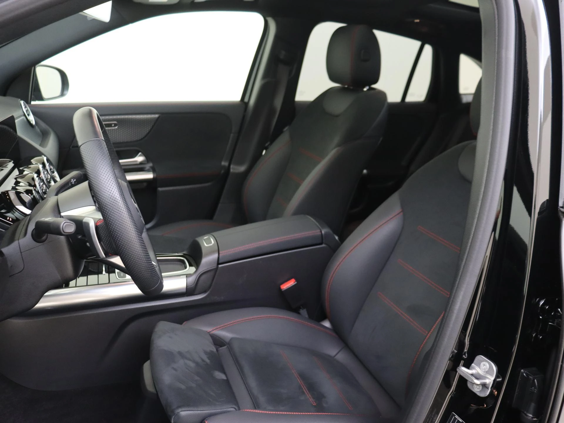 Mercedes-Benz-GLA-image-2