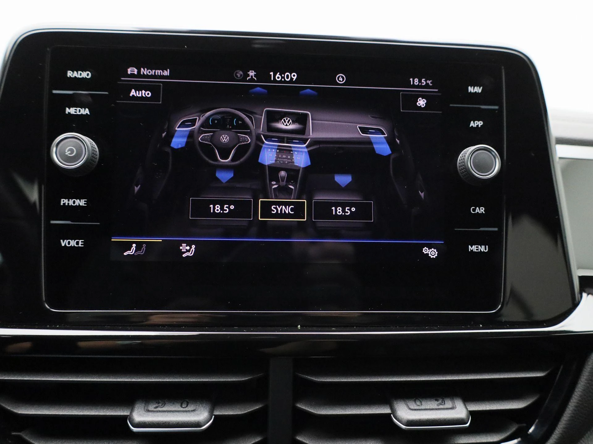 Volkswagen-T-Roc-image-30