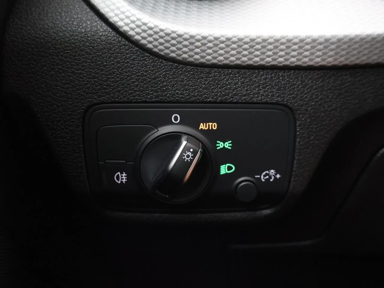 Audi Q2 35 TFSI Business Edition Advanced 150PK *AUTOMAAT*LEDER*CAMERA*CRUISE*PDC*VIRTUAL COCKPIT*AIRCO*ZETELVERWARMING*...*