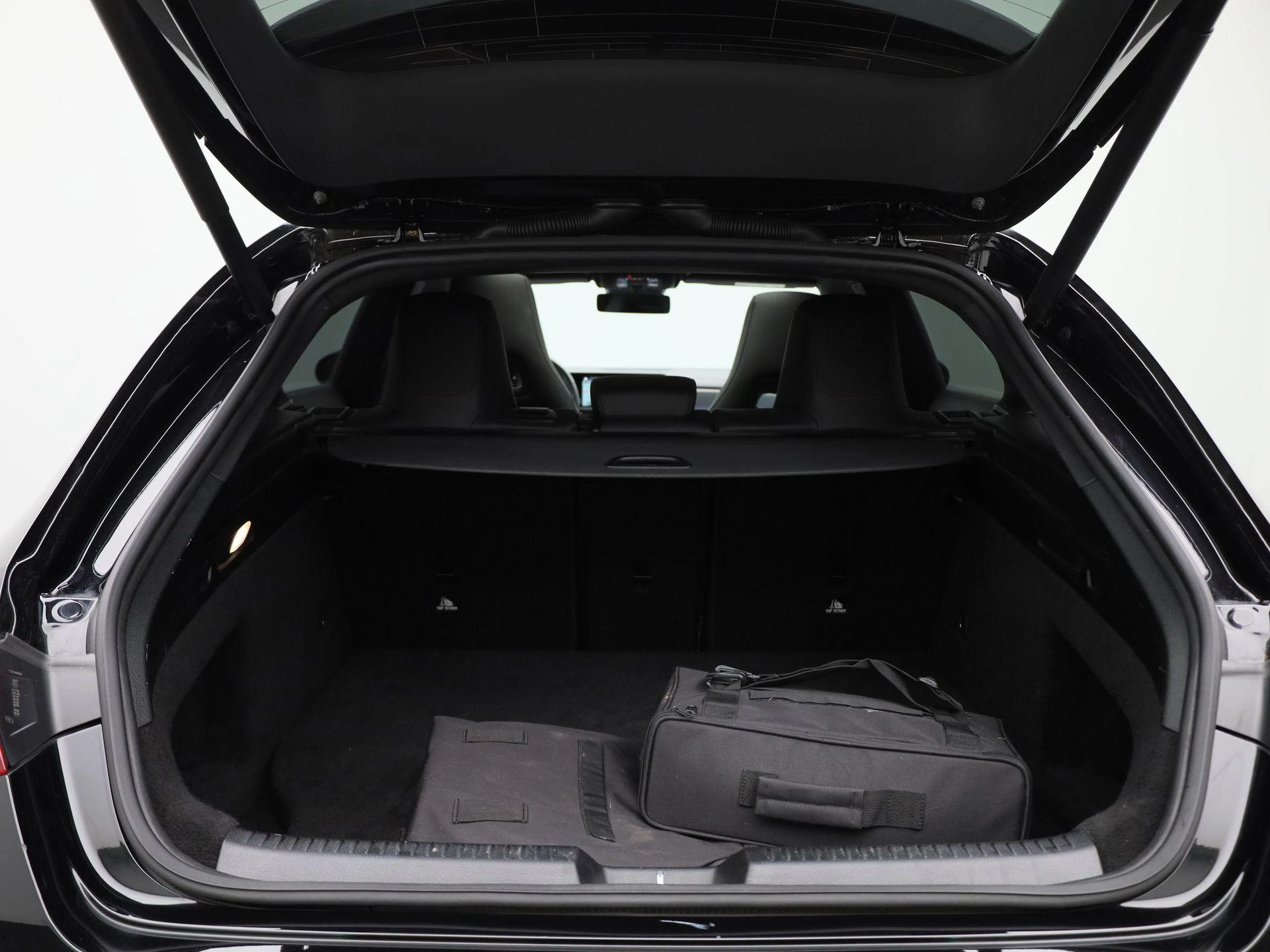 Mercedes-Benz-CLA-image-13