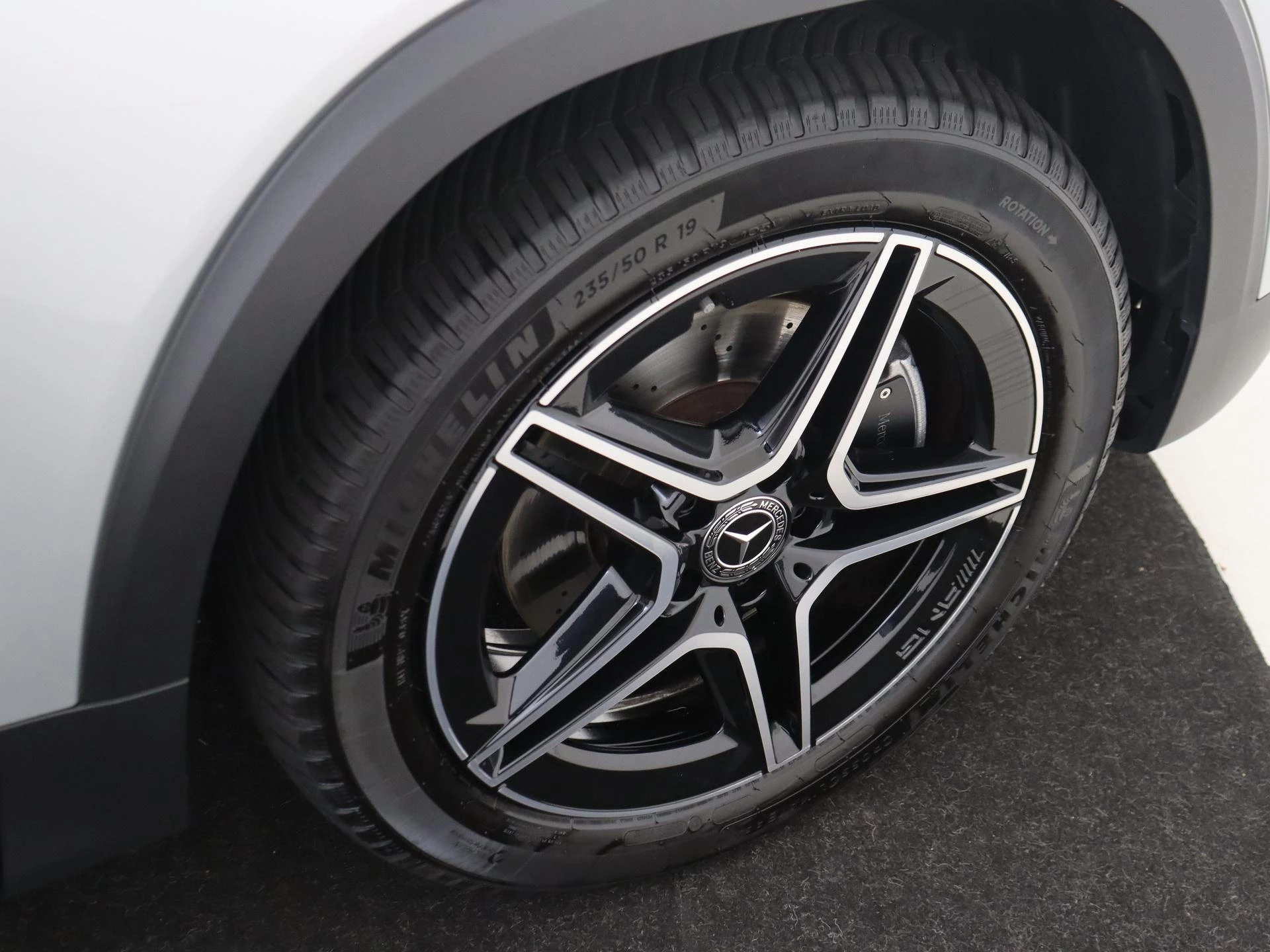 Mercedes-Benz-GLB-image-9