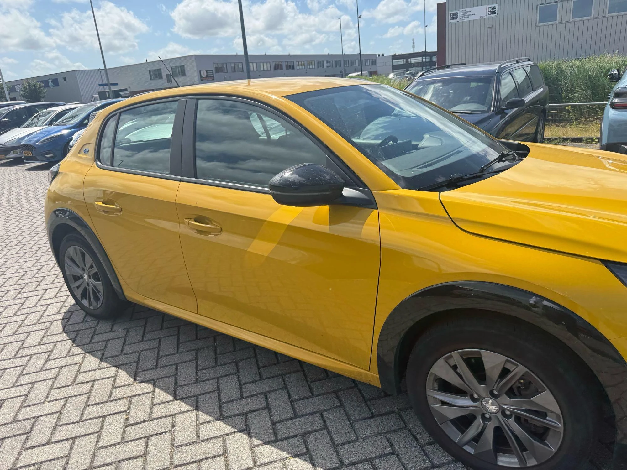 Peugeot-e-208-image-8