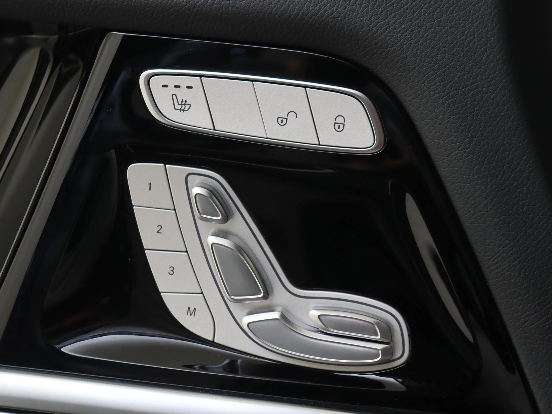 Mercedes-Benz-G-Klasse-image-25