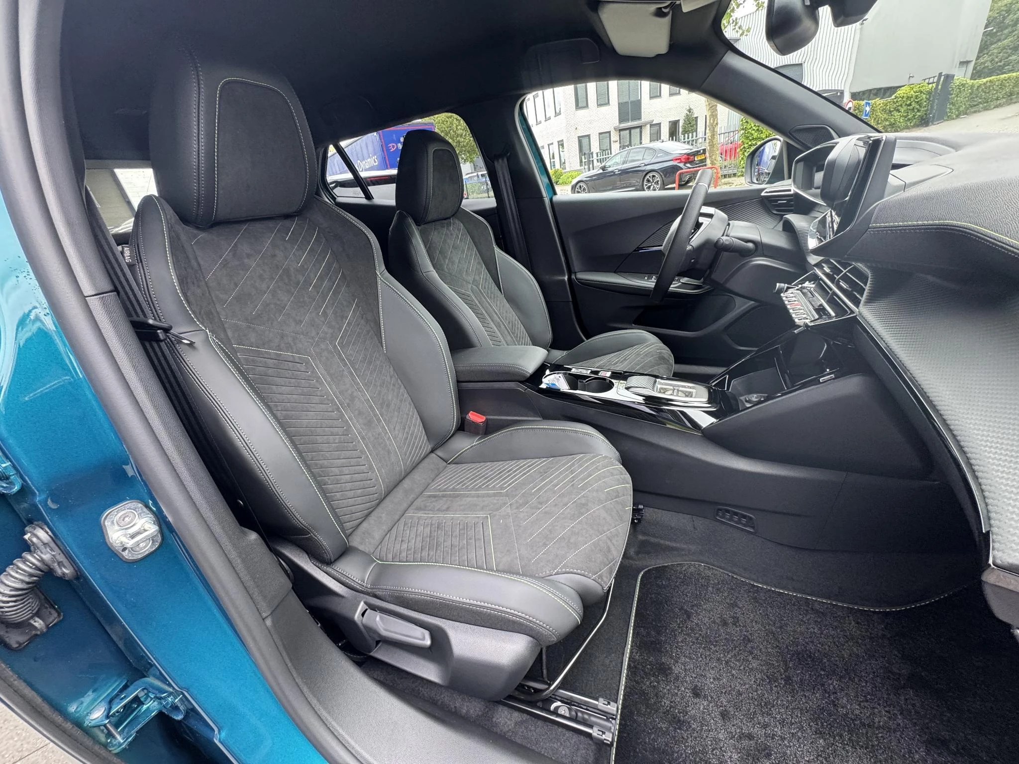 Peugeot 2008 Hybrid 145 GT