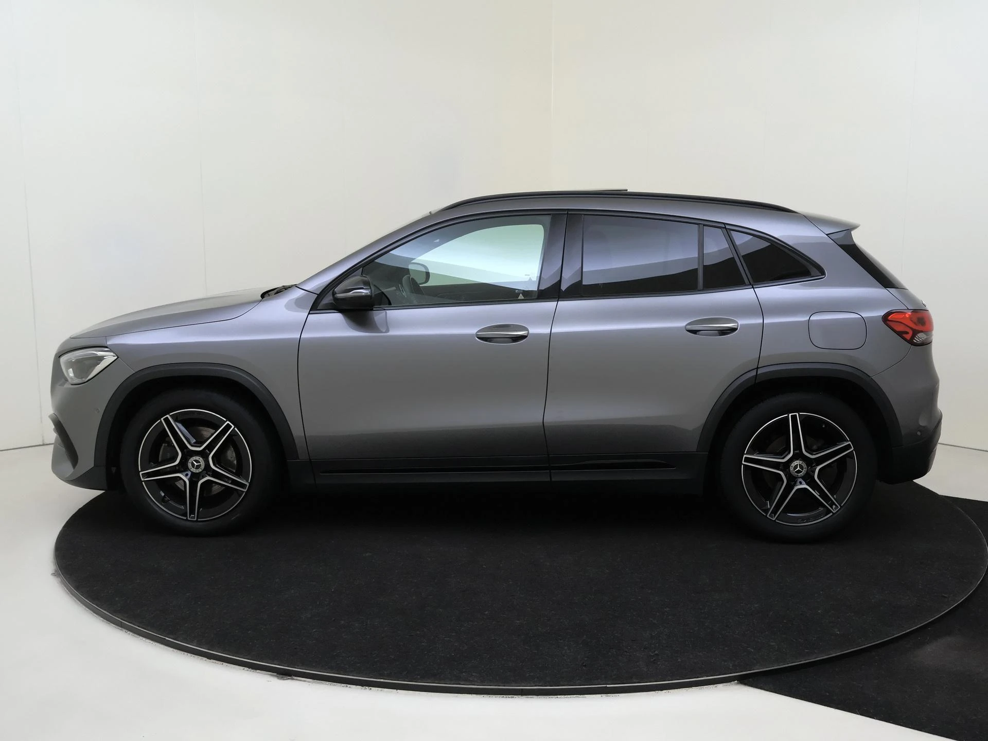 Mercedes-Benz-GLA-image-8