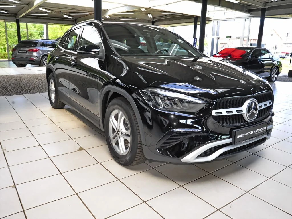 Mercedes-Benz-GLA 200-image-4