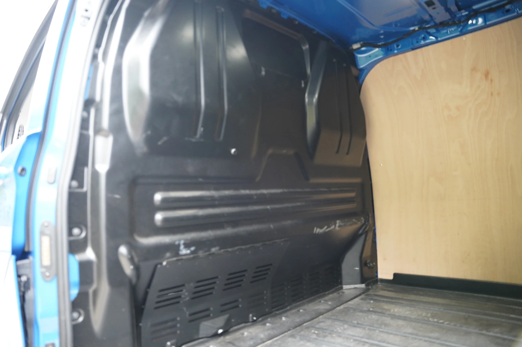 Volkswagen-Transporter-image-30