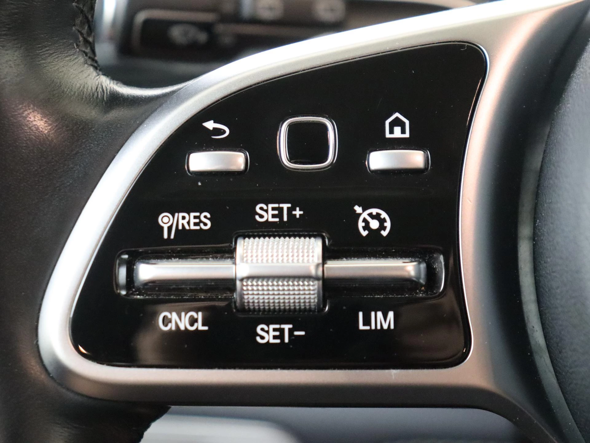 Mercedes-Benz-GLE-image-12