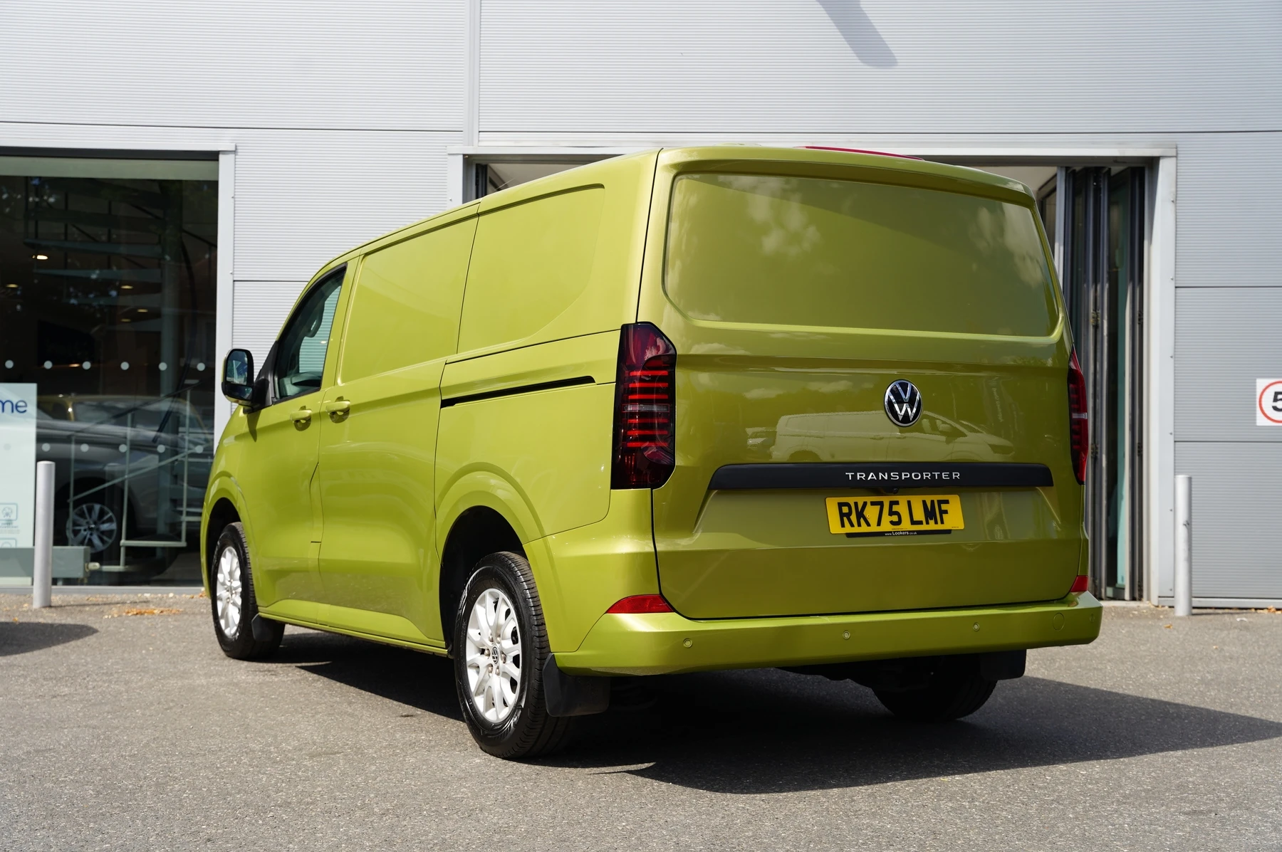 Volkswagen-Transporter-image-2