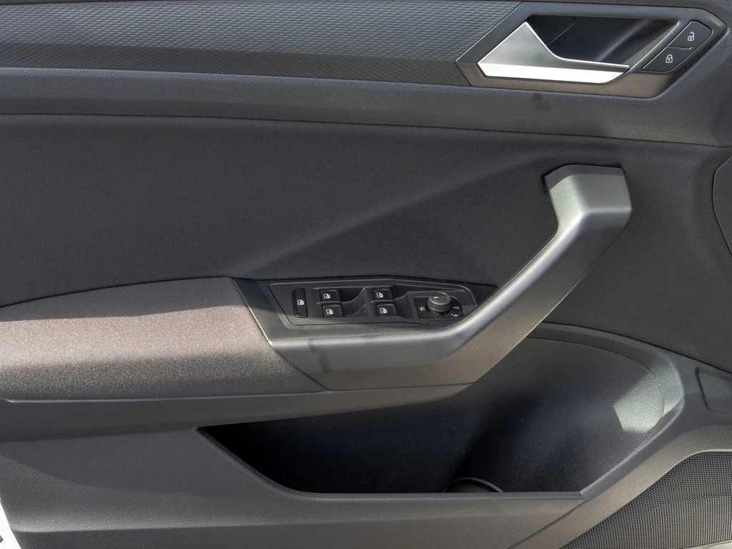 Volkswagen-T-Roc-image-16