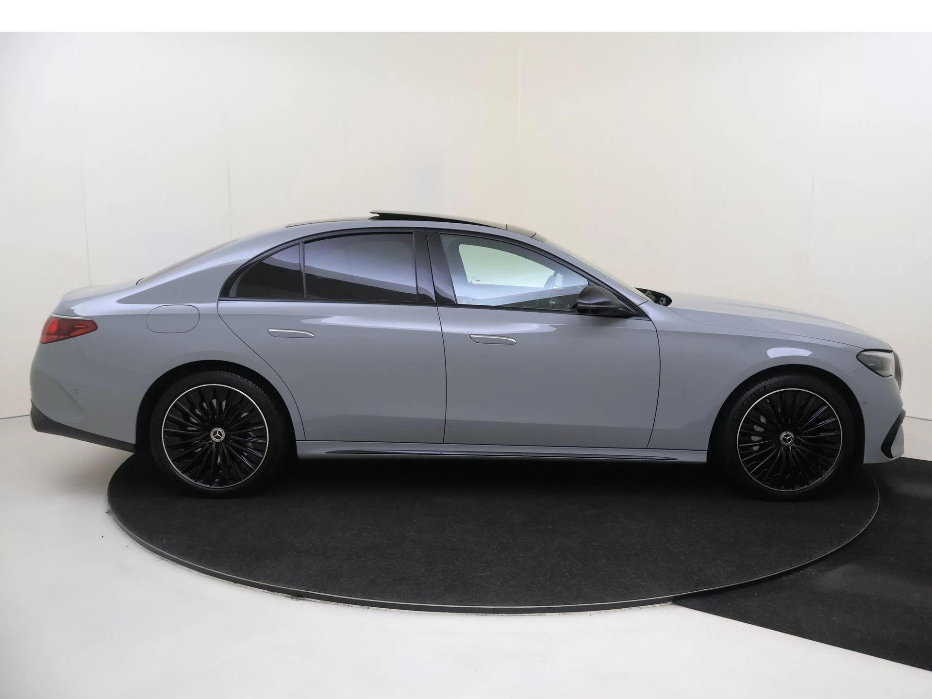 Mercedes-Benz-E-Klasse-image-8