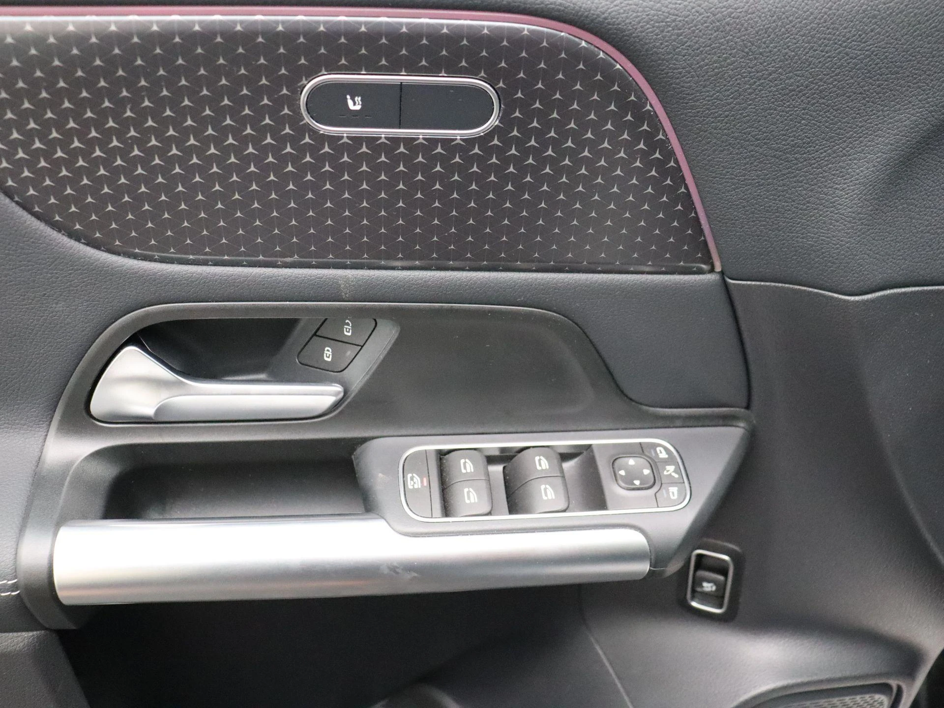 Mercedes-Benz EQA 250+ Business Line + PANO DAK + CARPLAY + CAMERA +