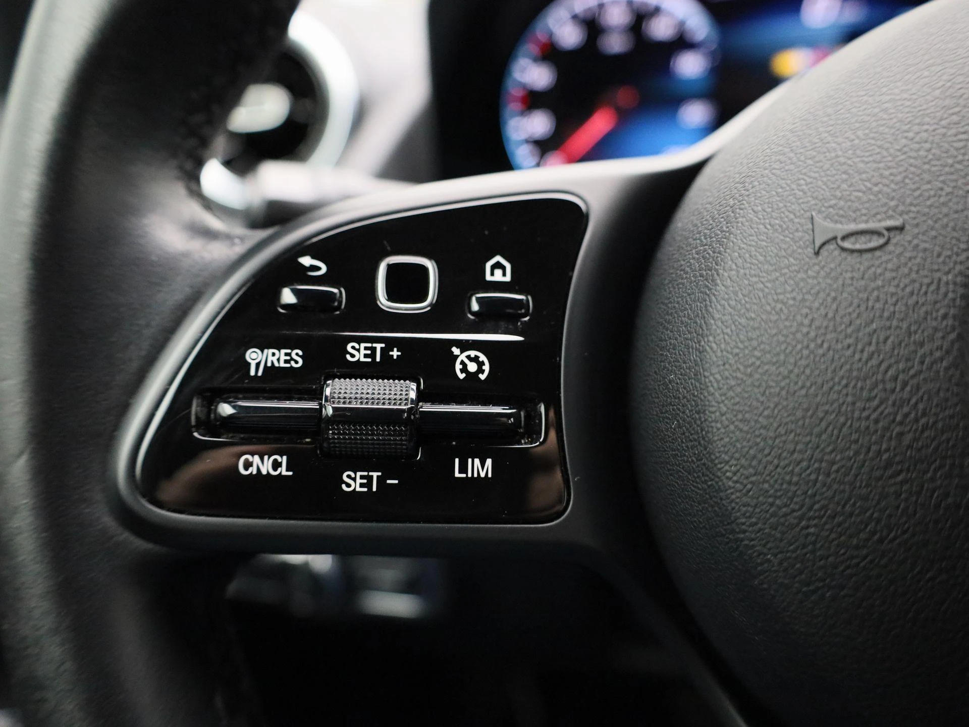 Mercedes-Benz-GLA-image-16