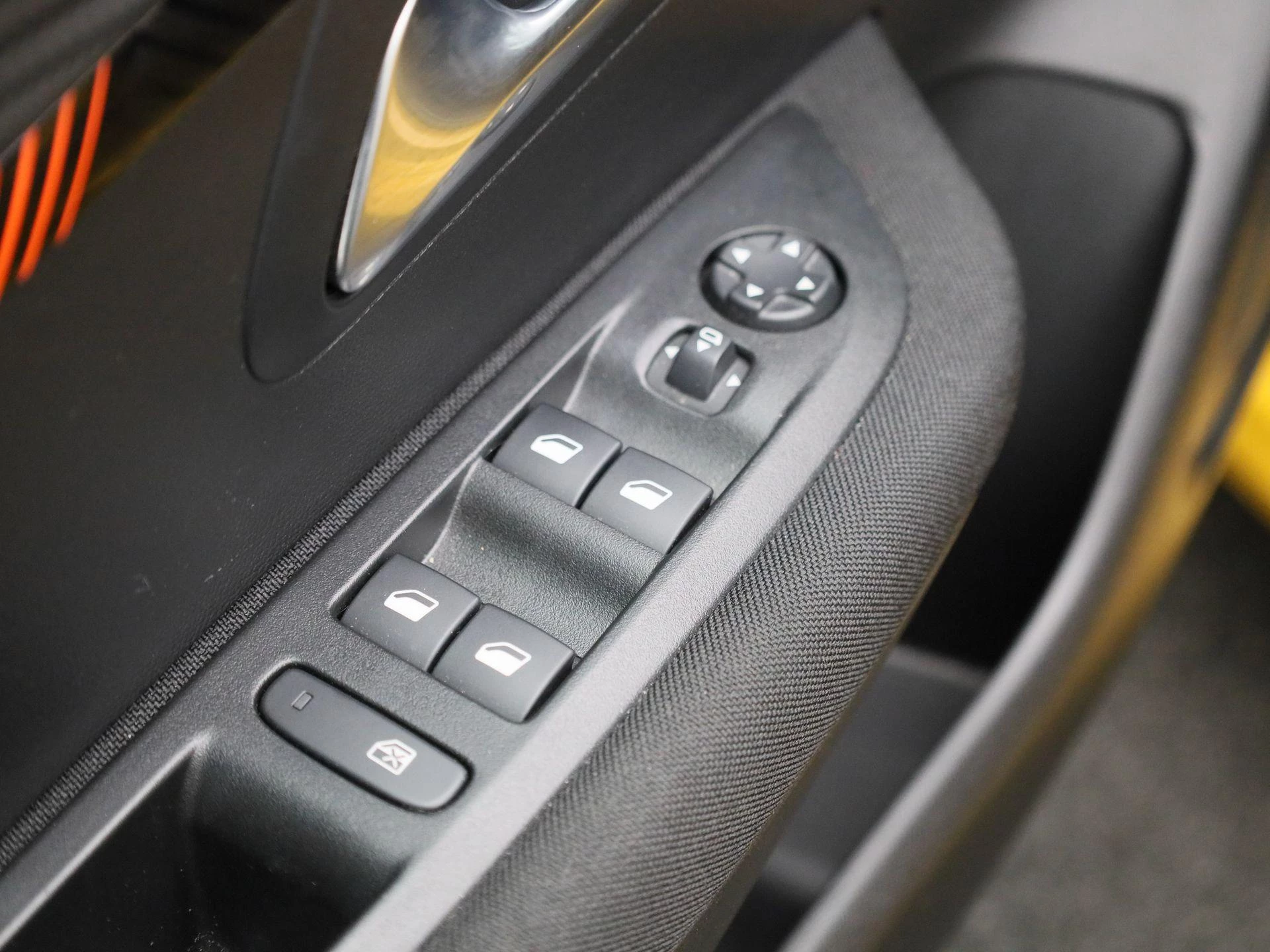 Peugeot-208-image-25