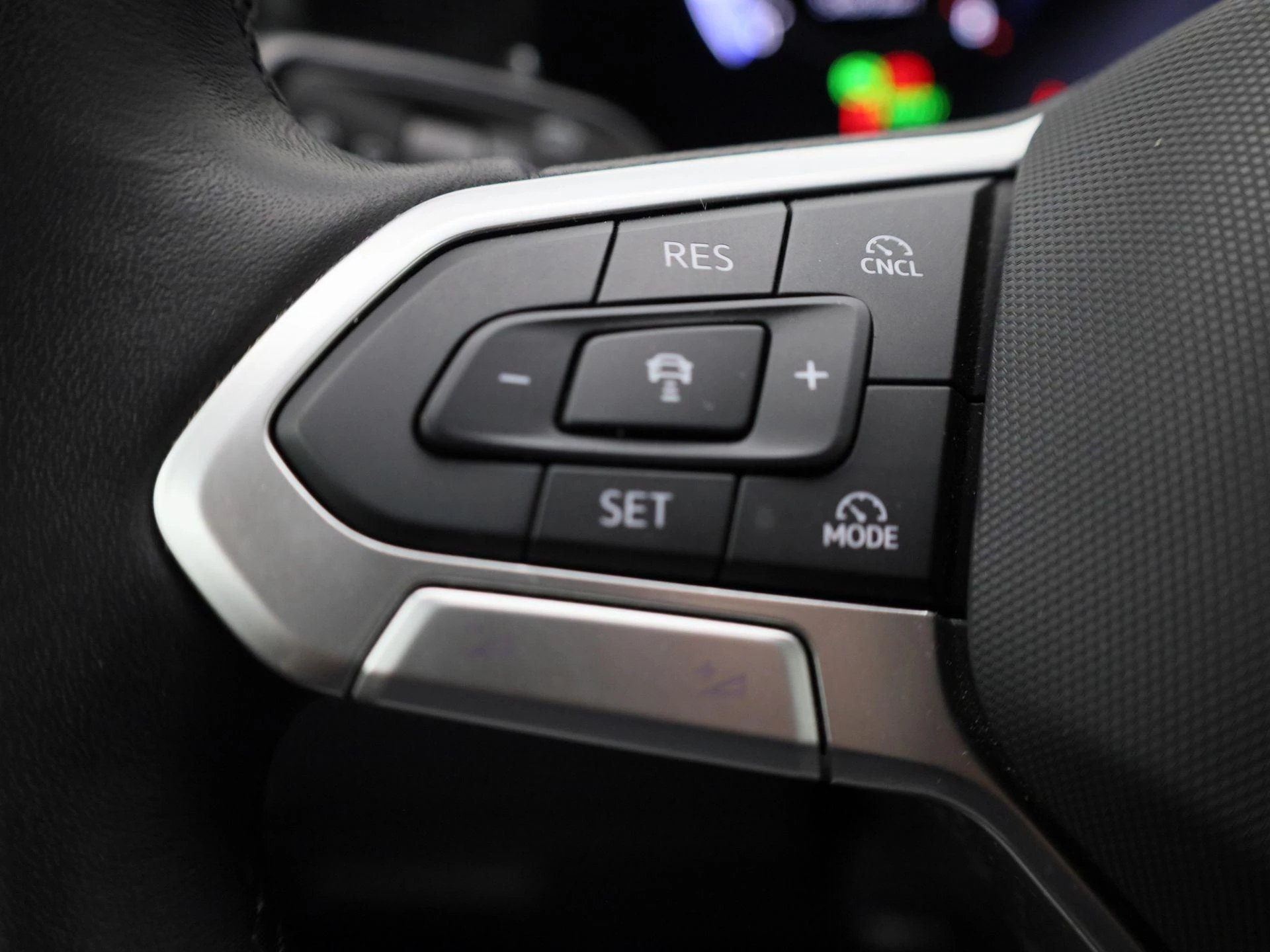 Volkswagen-Tiguan-image-19