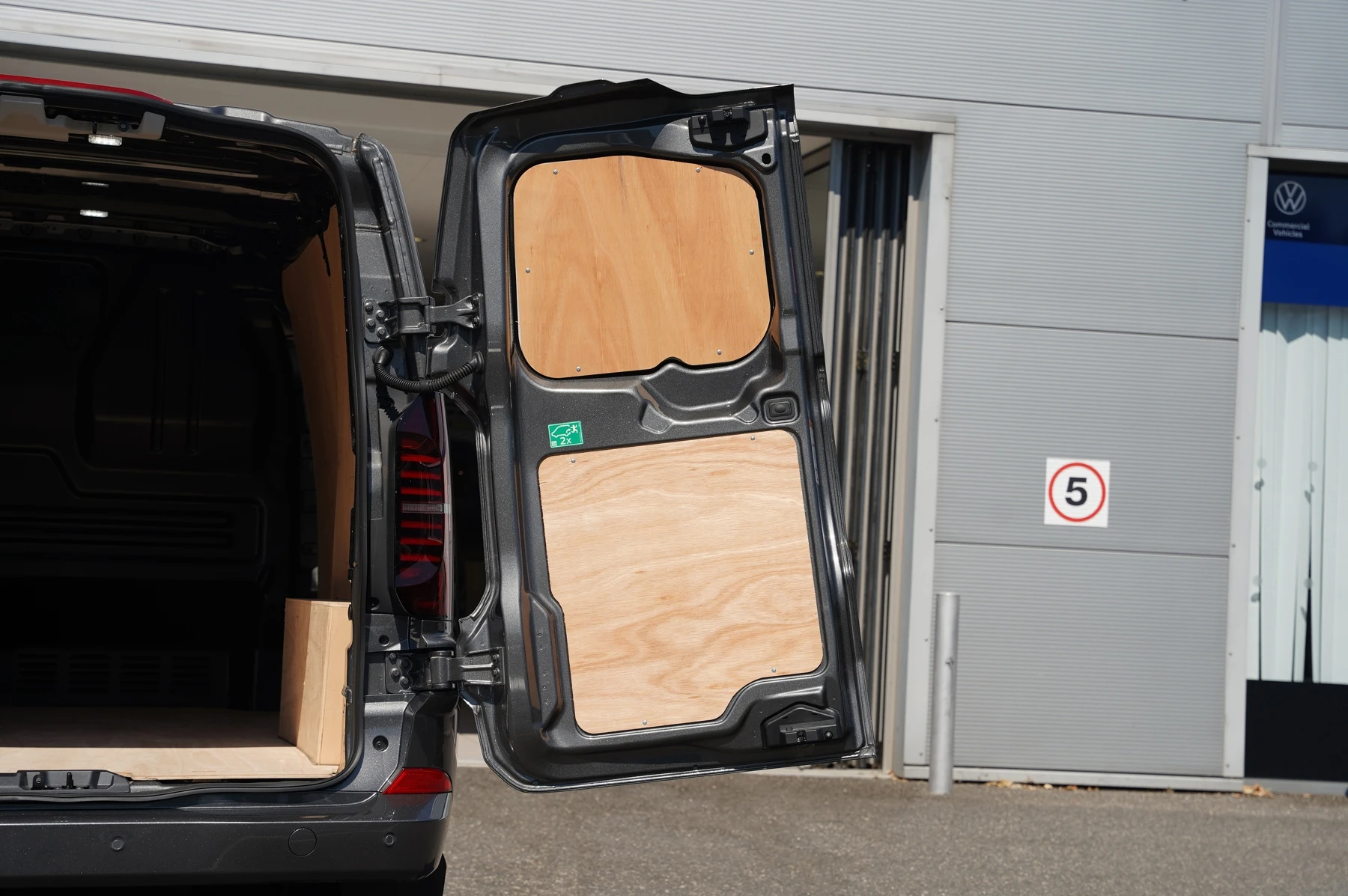 Volkswagen-Transporter-image-32