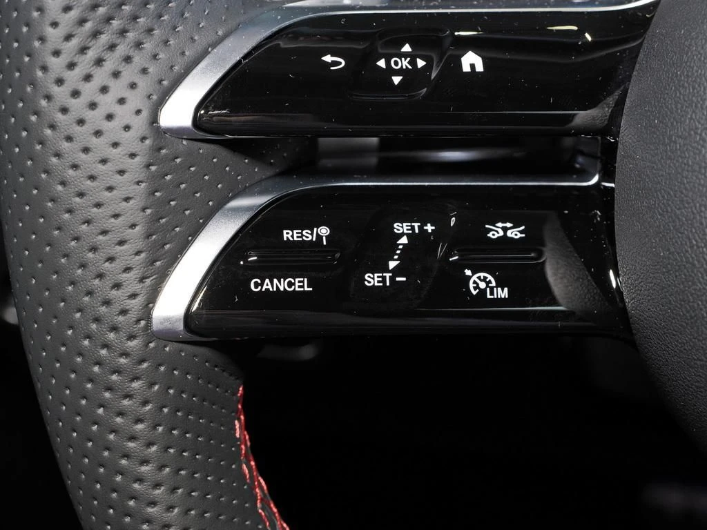 Mercedes-Benz-GLA 180-image-8