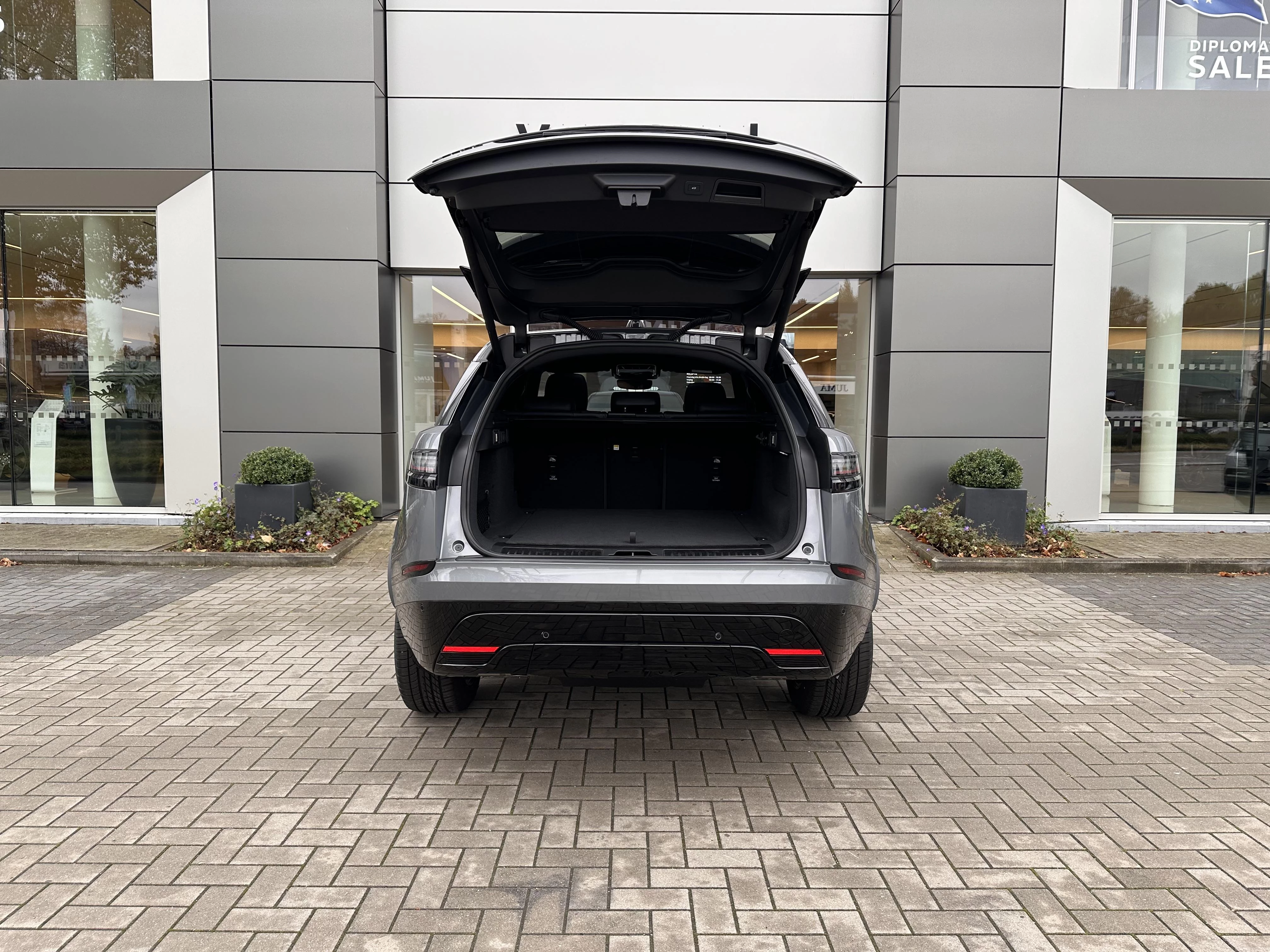 Land Rover-Range Rover Velar-image-3