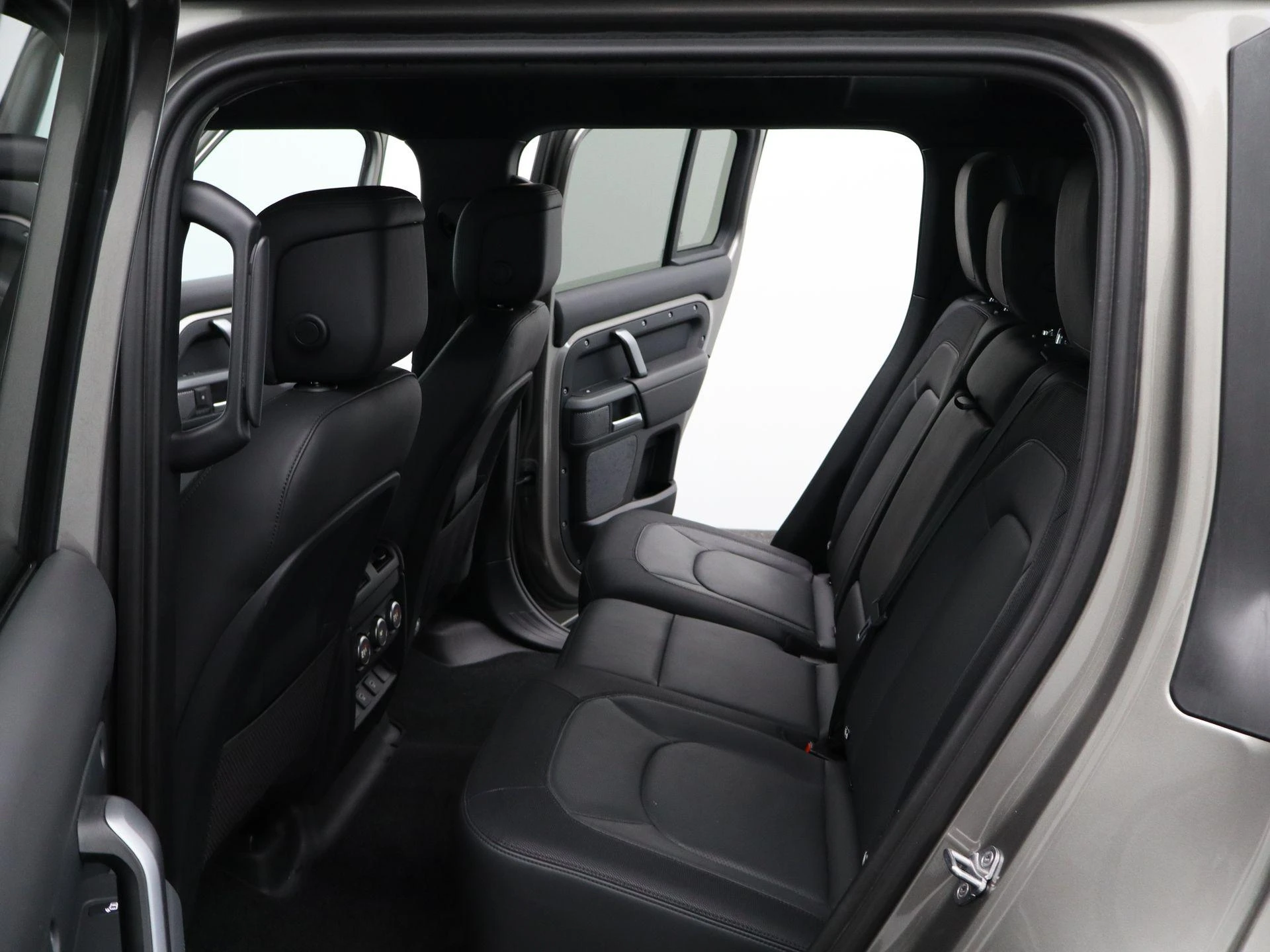 Land Rover-Defender-image-11