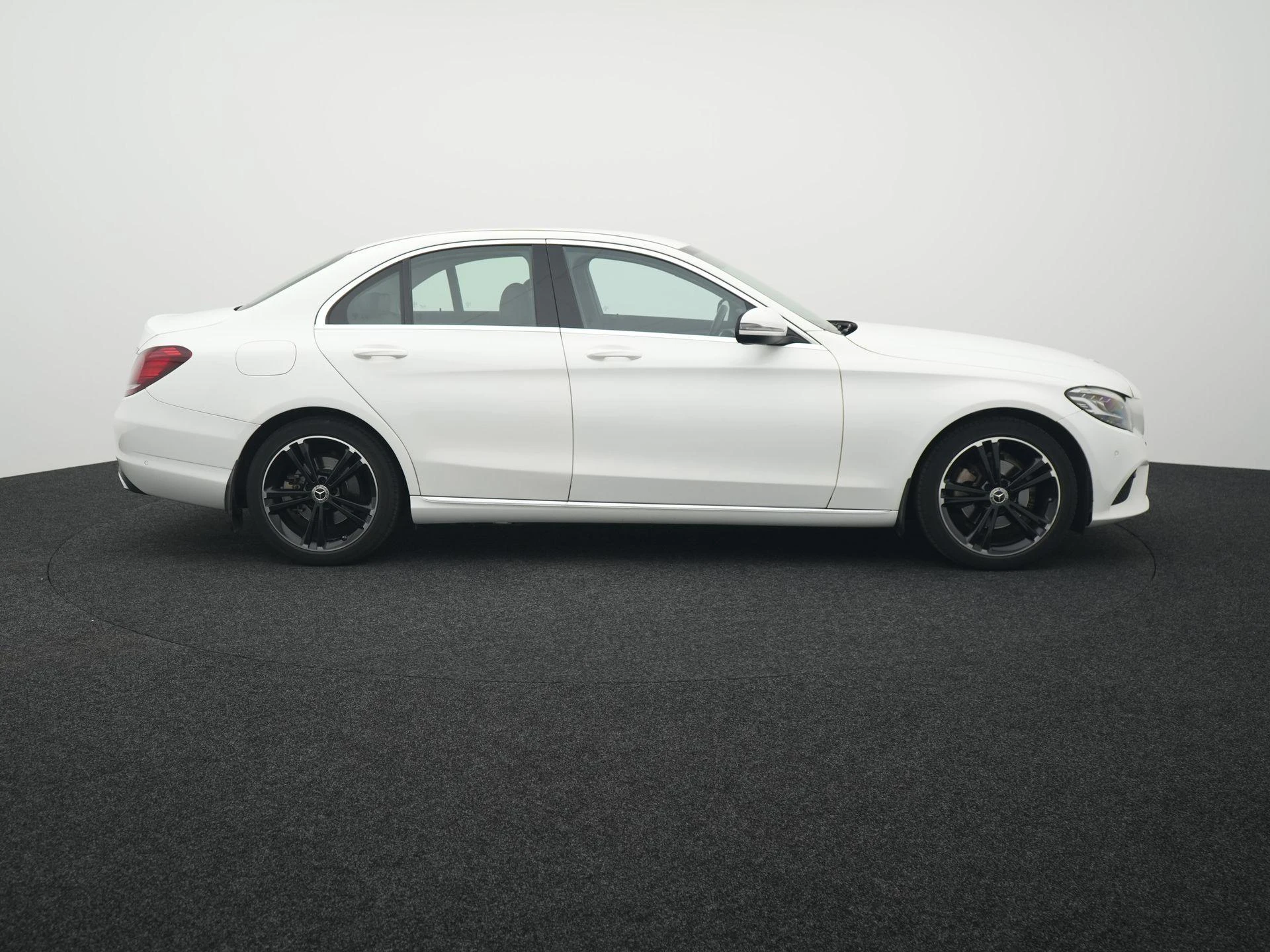 Mercedes-Benz-C-Klasse-image-5