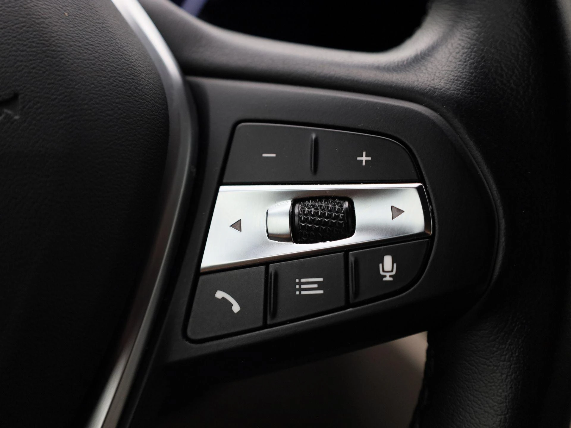 BMW-i4-image-28