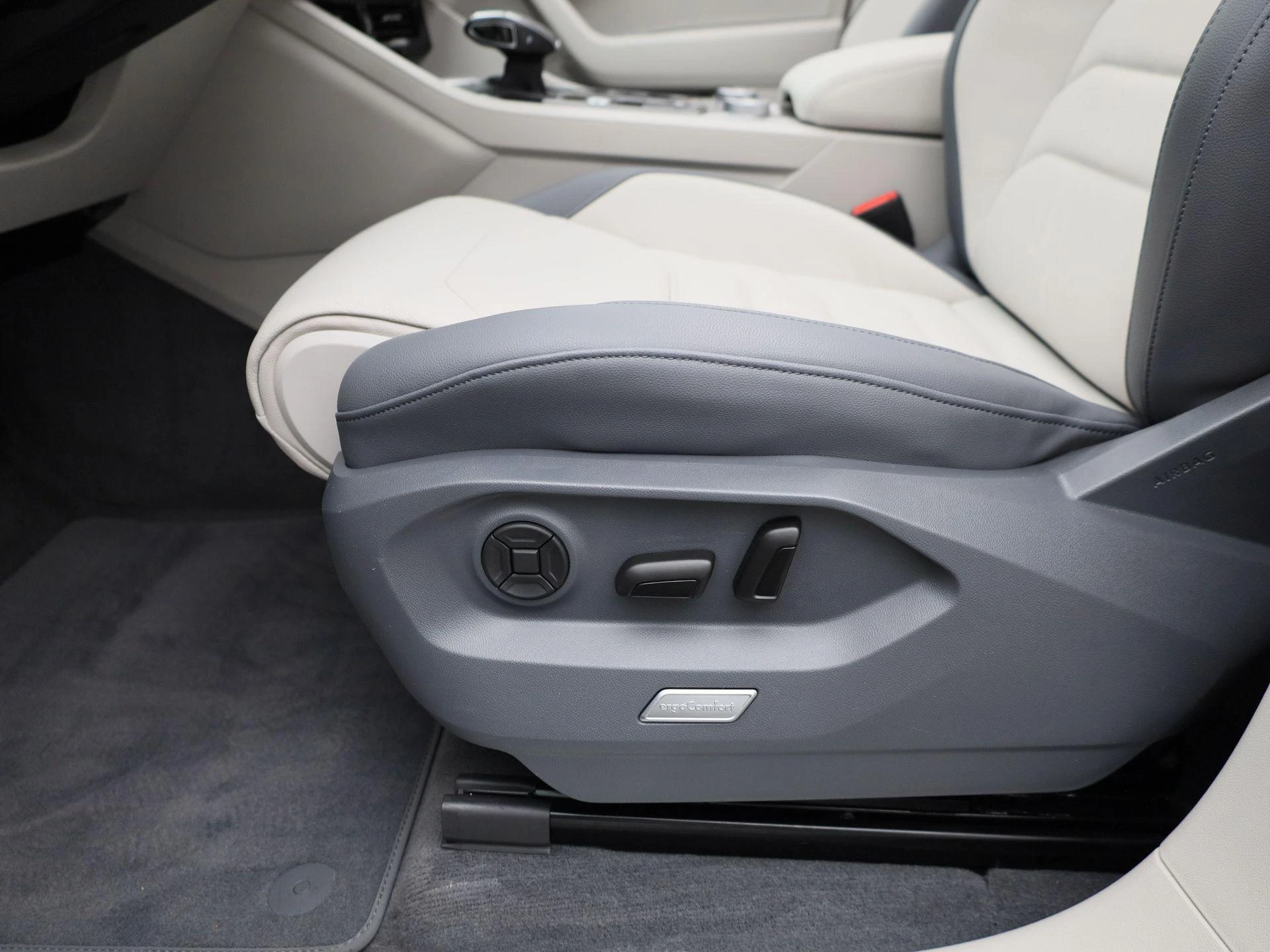 Volkswagen-Touareg-image-36