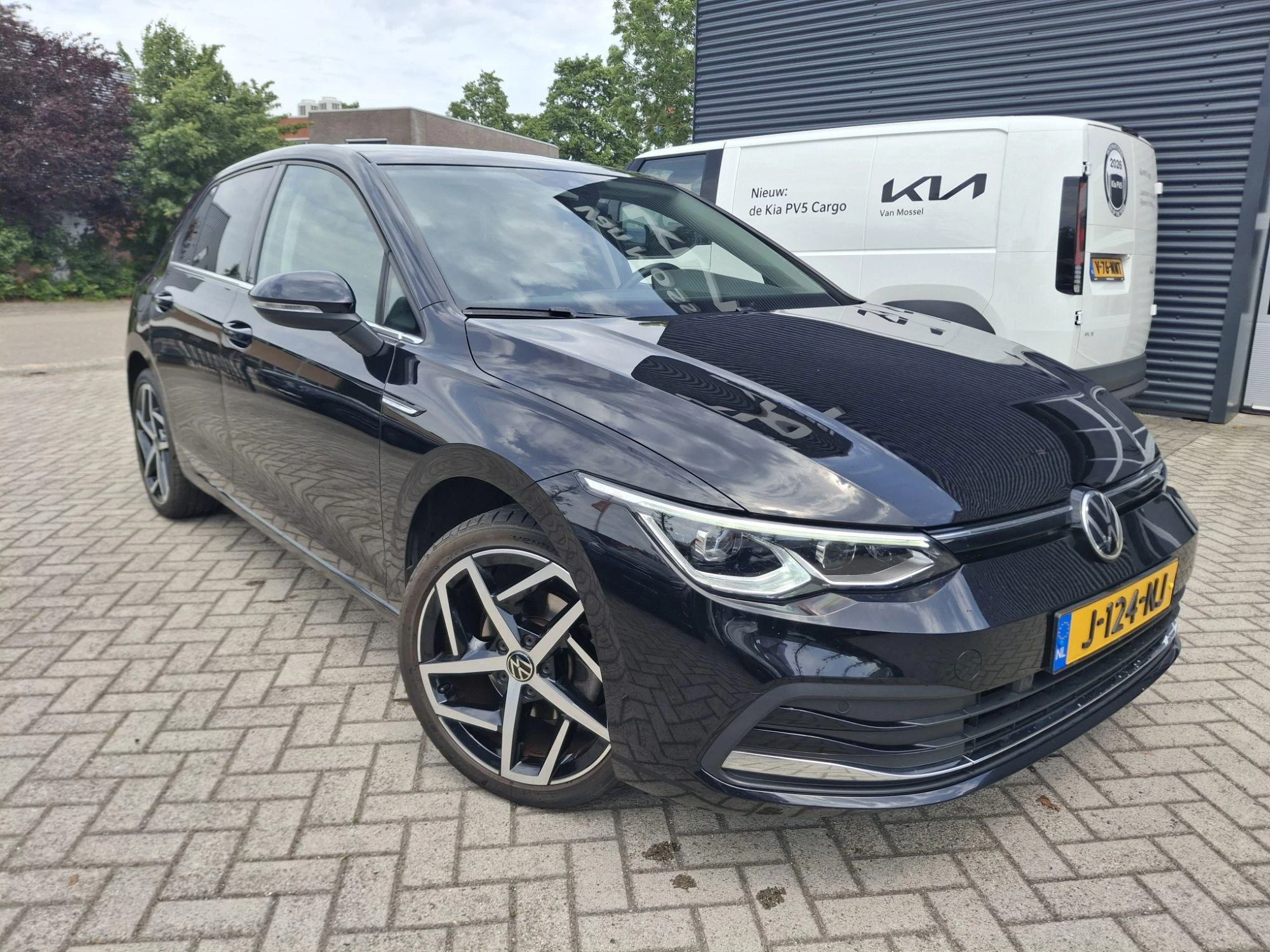 Volkswagen-Golf-image-4