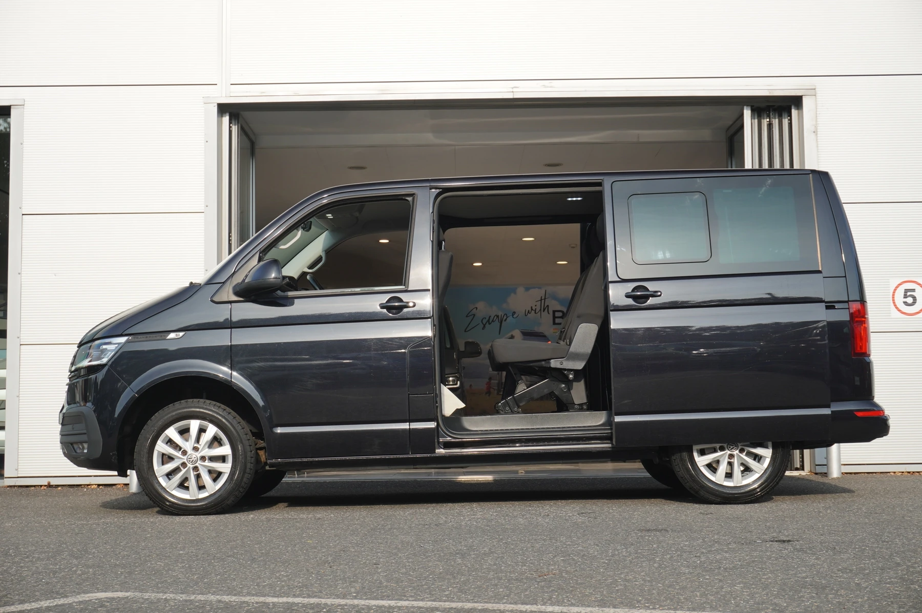 Volkswagen-Transporter-image-19