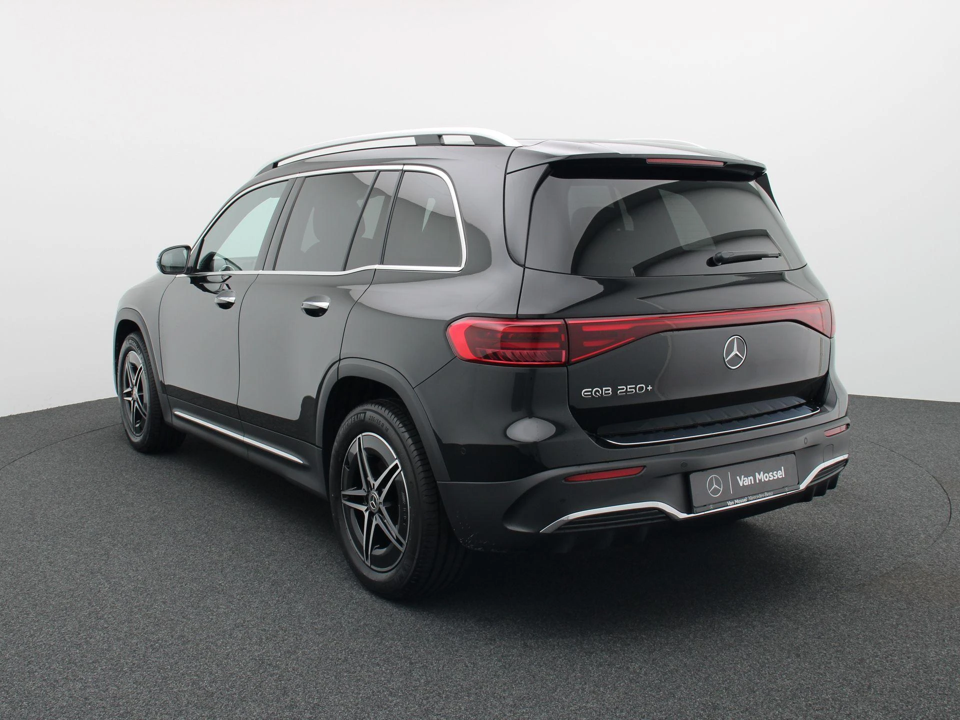 Mercedes-Benz-EQB-image-1