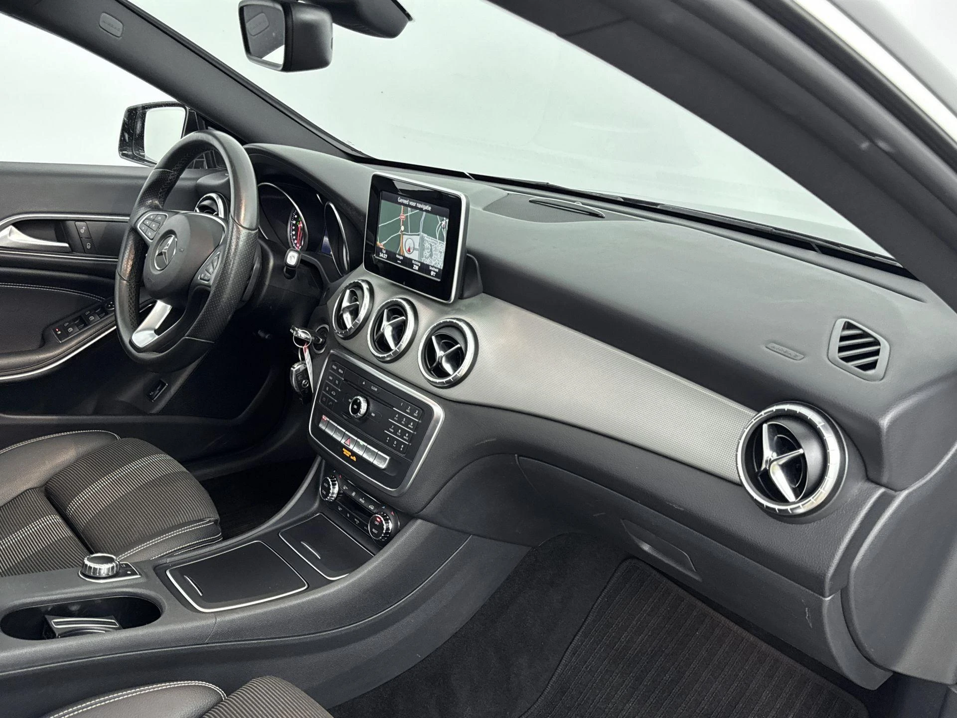Mercedes-Benz-CLA-image-17