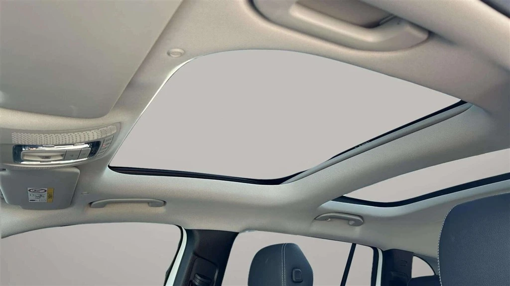 Mercedes-Benz-EQB-image-10