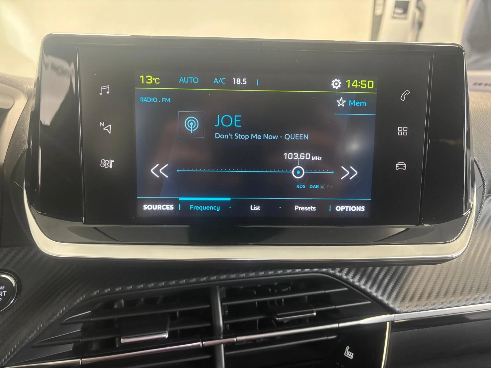 Peugeot-e-2008-image-12