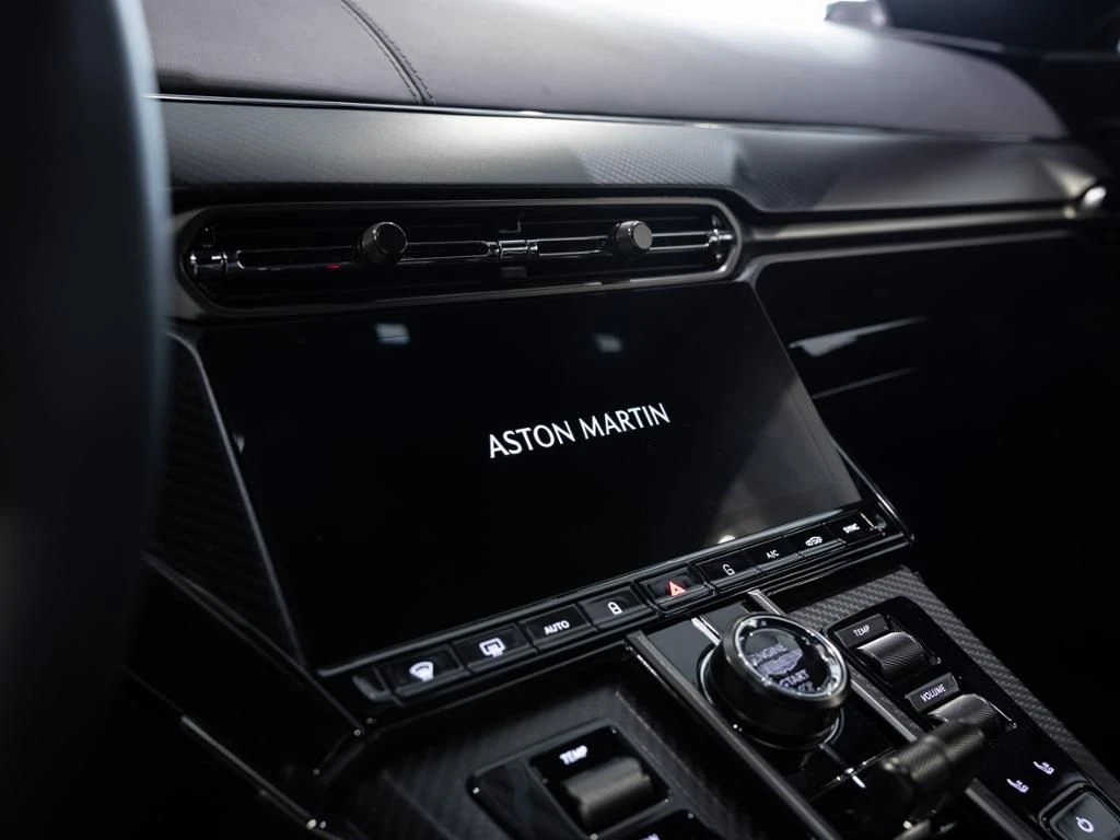 Aston Martin-V8 Vantage-image-21