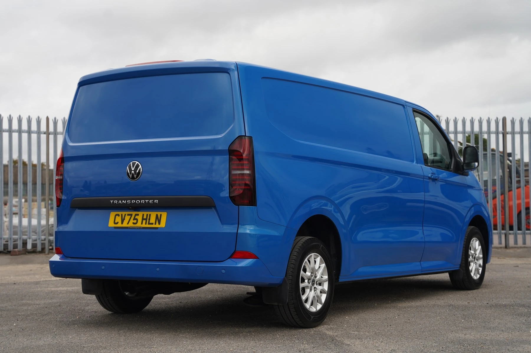 Volkswagen-Transporter-image-12
