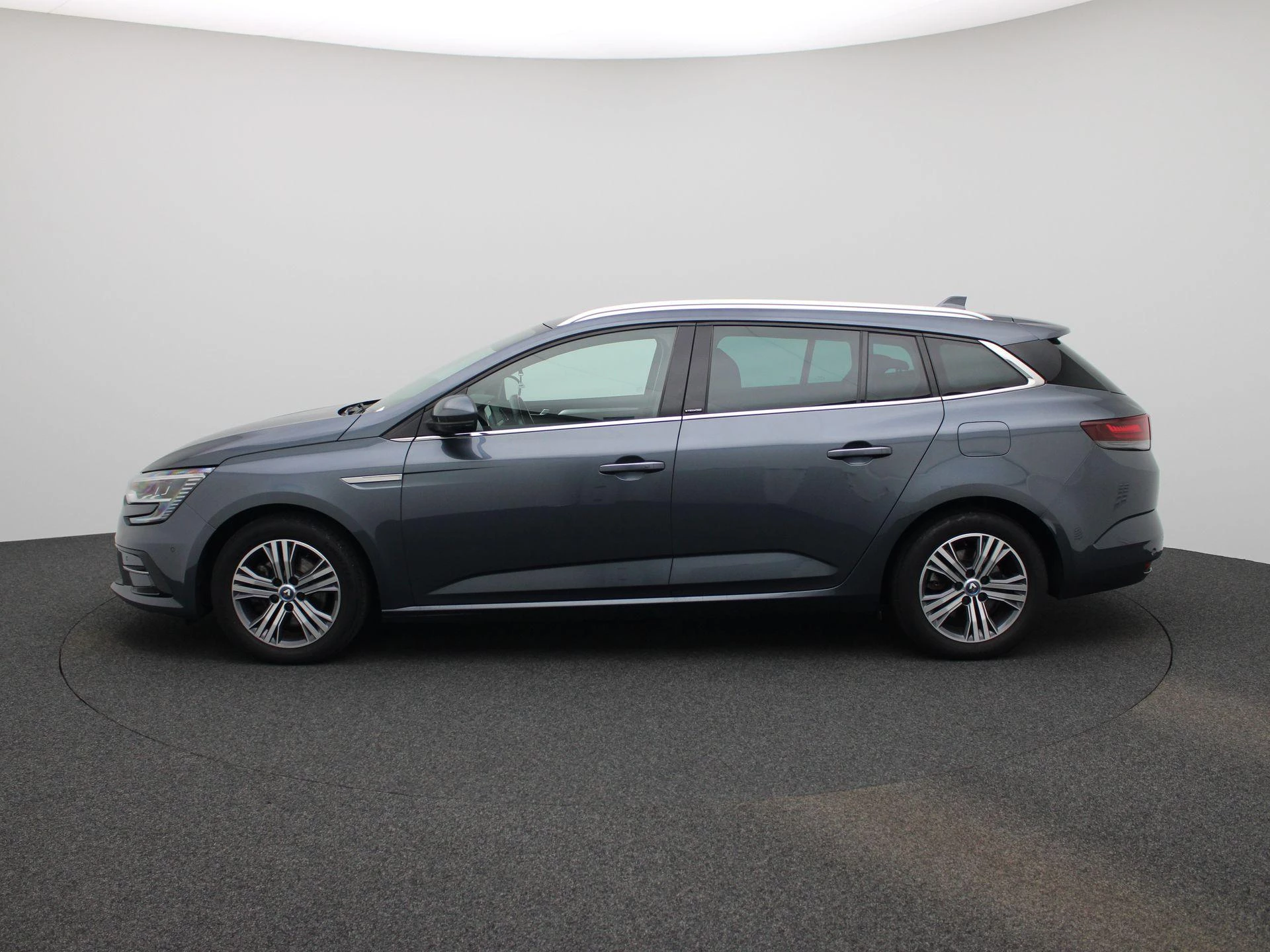 Renault-Megane E-Tech-image-3