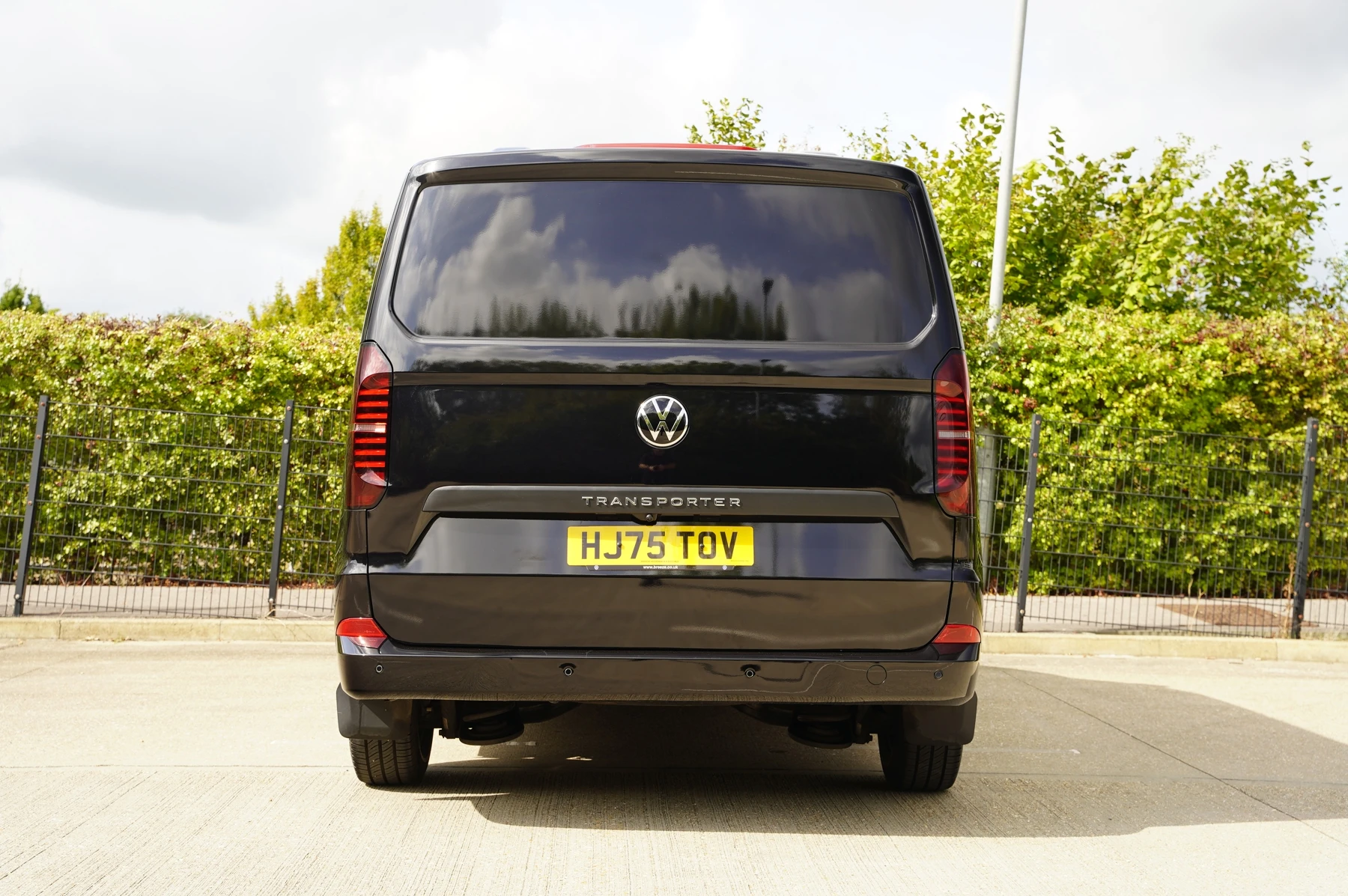 Volkswagen-Transporter-image-12