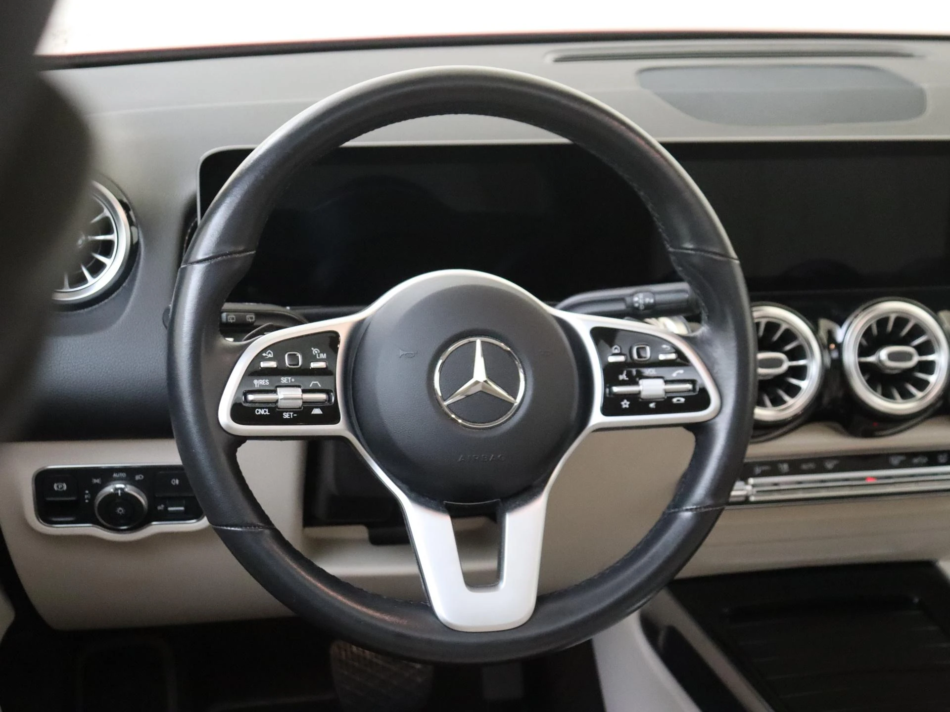 Mercedes-Benz-GLB-image-9