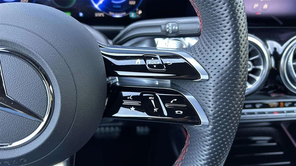 Mercedes-Benz-EQB-image-12