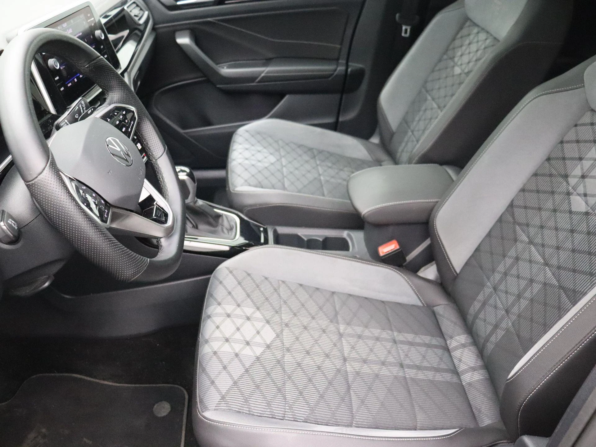Volkswagen-T-Roc-image-10